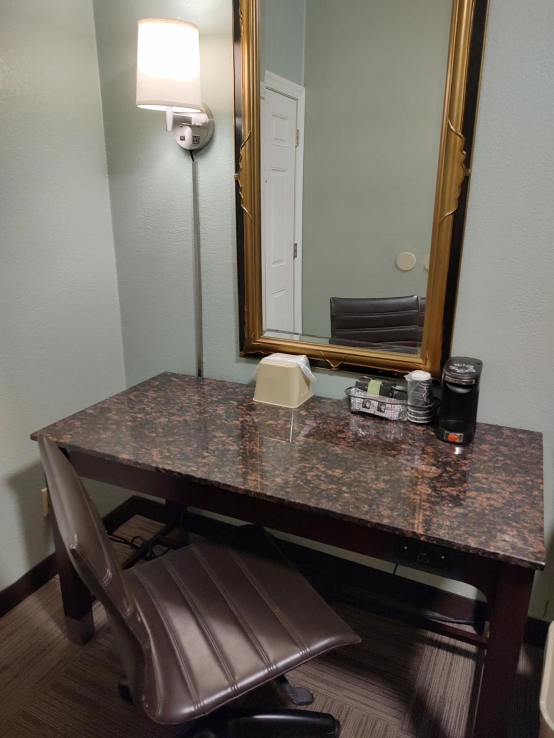 Economy Inn Richmond photo 38