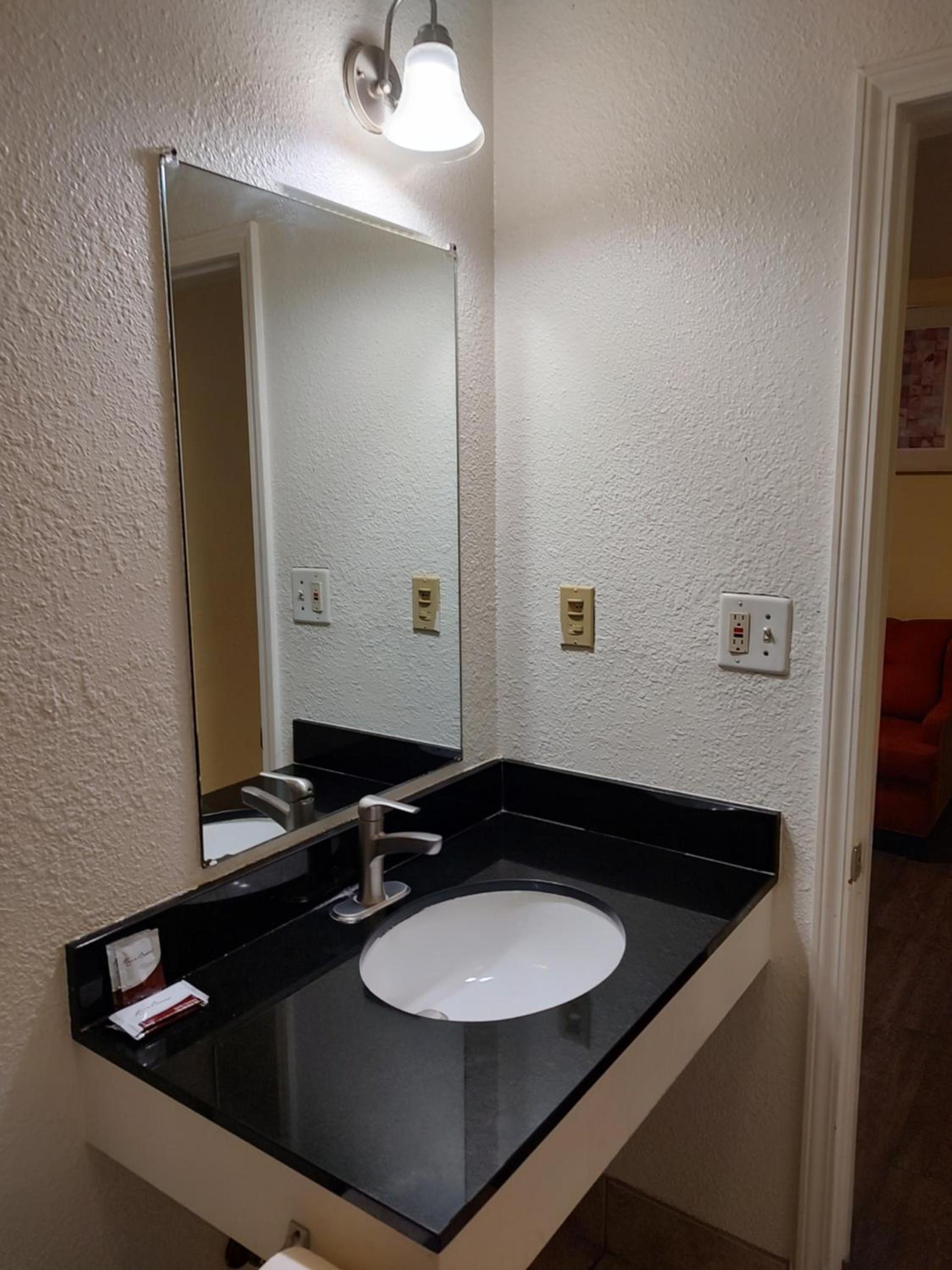 Economy Inn Richmond photo 52
