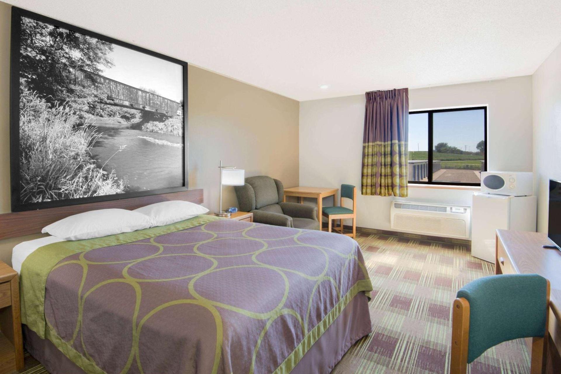 Super 8 by Wyndham Toledo photo 10