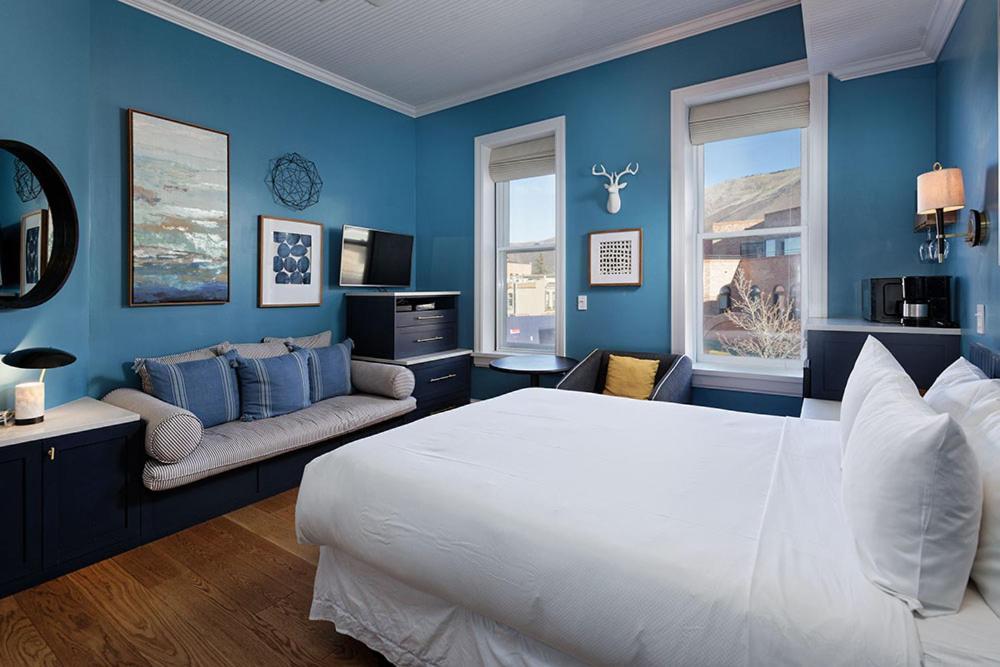 Independence Square 205, Stylish Hotel Room with AC, Great Location in Aspen photo 14