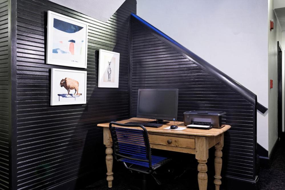 Independence Square 205, Stylish Hotel Room with AC, Great Location in Aspen photo 8