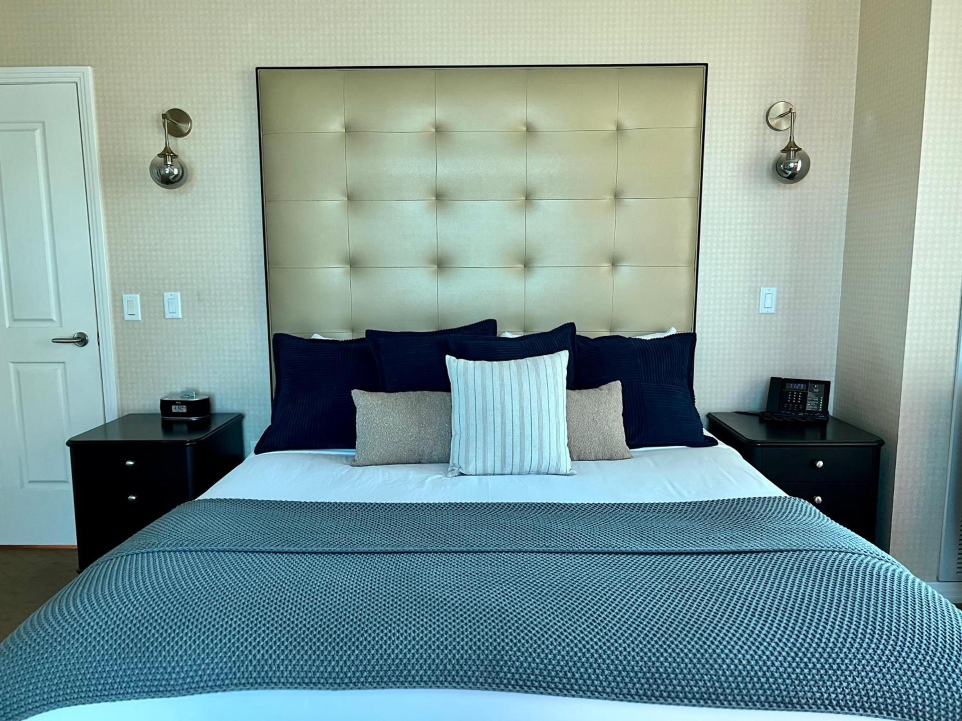 LUXE 702 MGM Signature with Balcony photo 8
