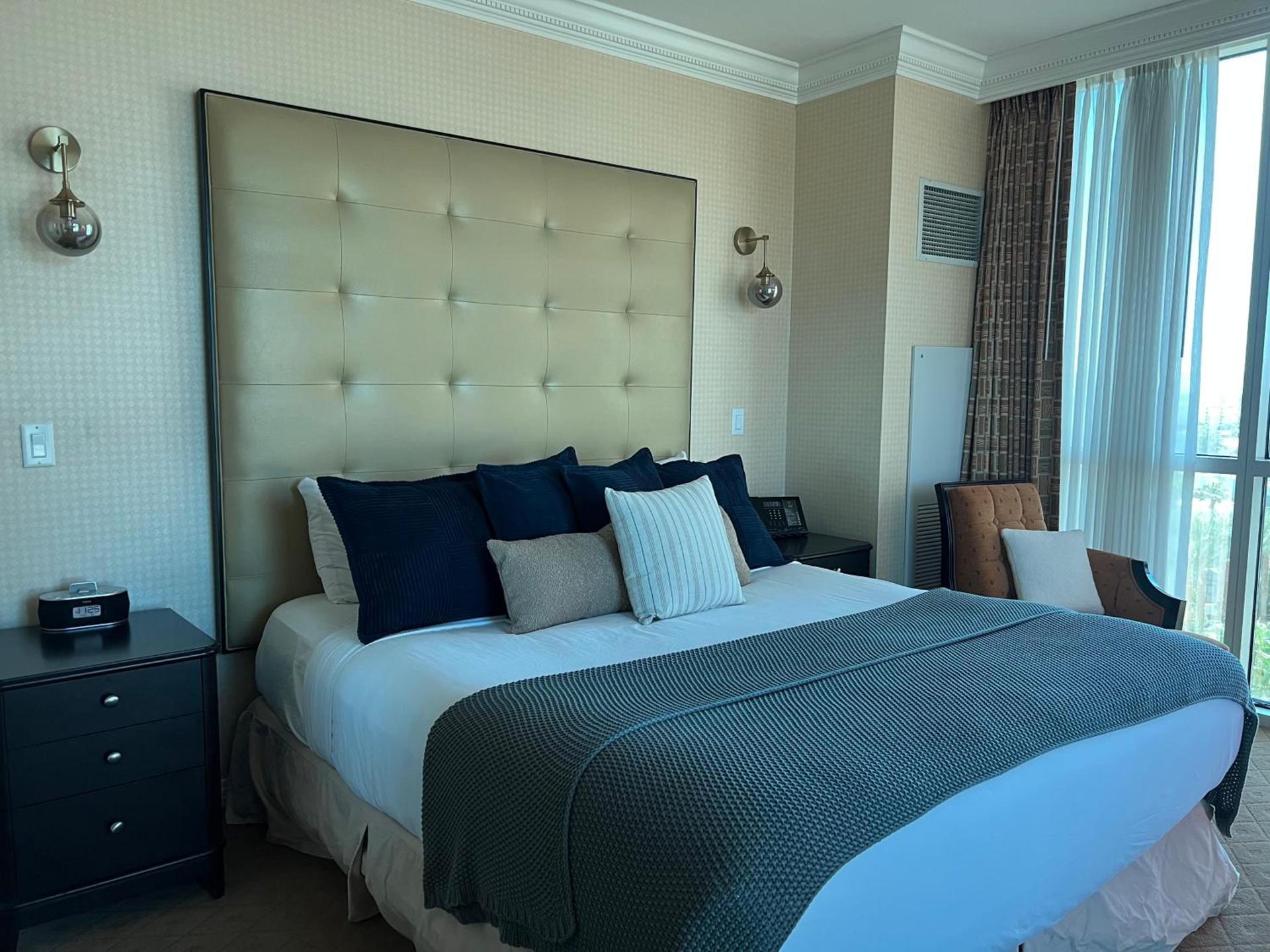 LUXE 702 MGM Signature with Balcony photo 12