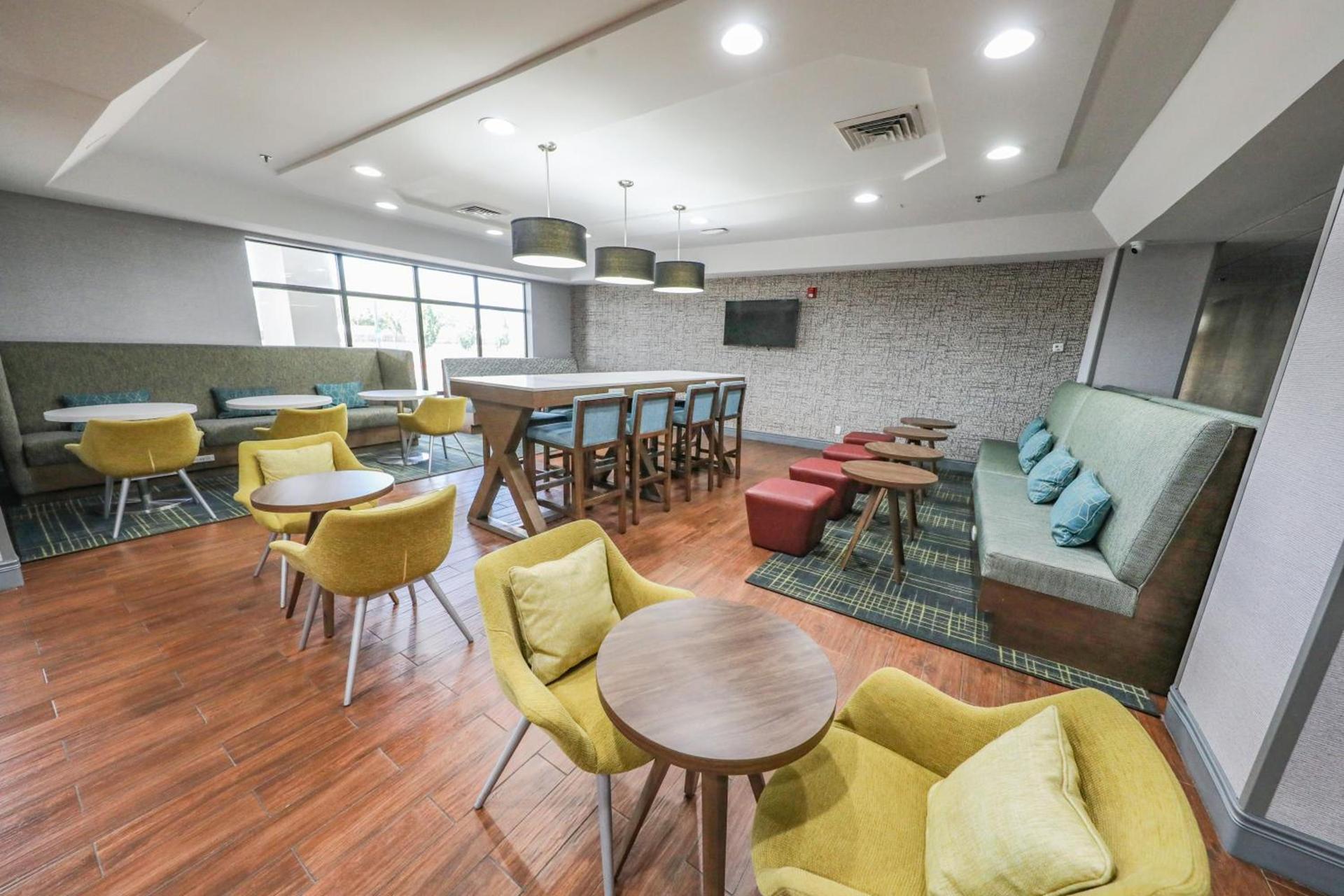 Hampton Inn Hutchinson photo 27