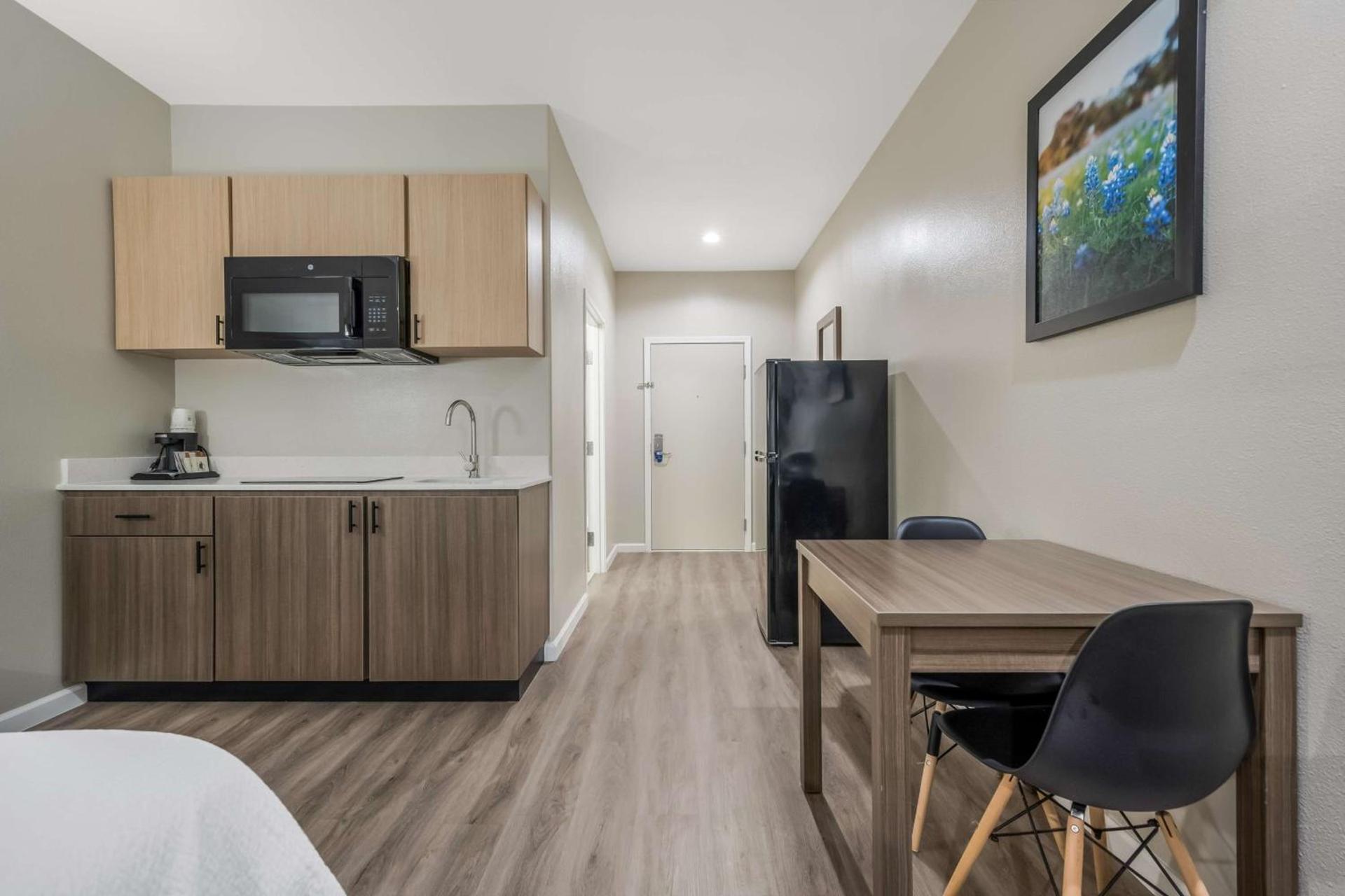 SureStay Studio by Best Western Conroe Downtown photo 4