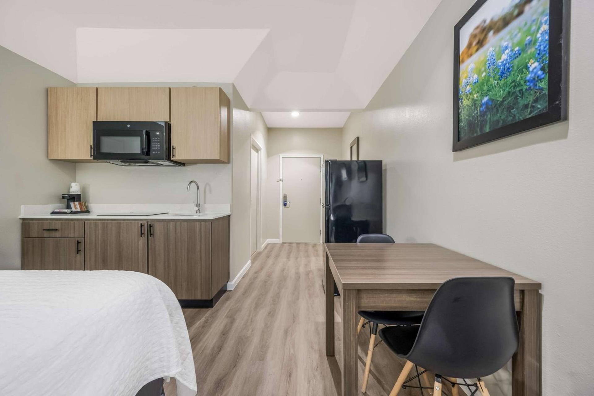 SureStay Studio by Best Western Conroe Downtown photo 6