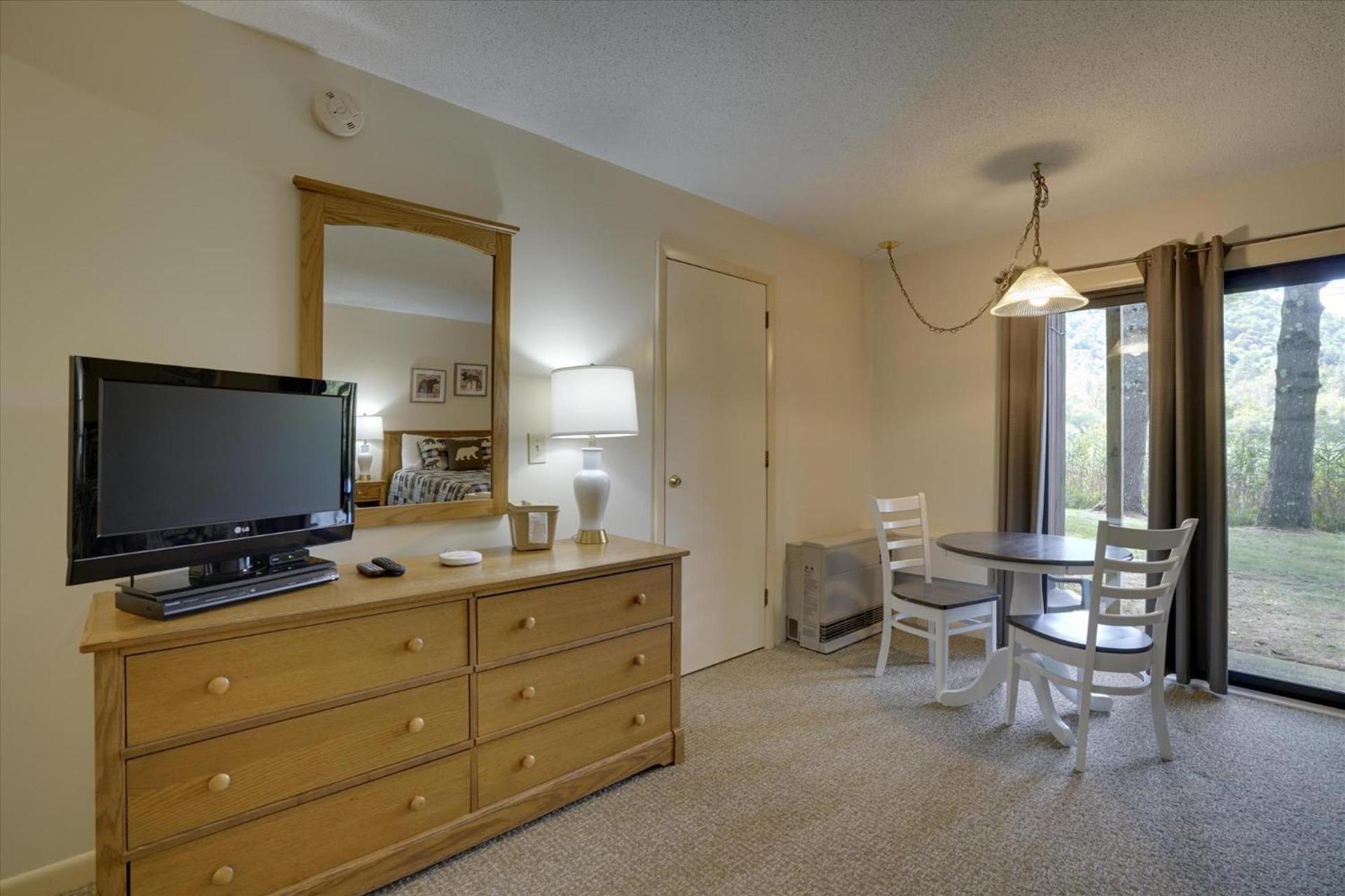 Cedarbrook Hotel Room w/2 doubles 101 photo 11