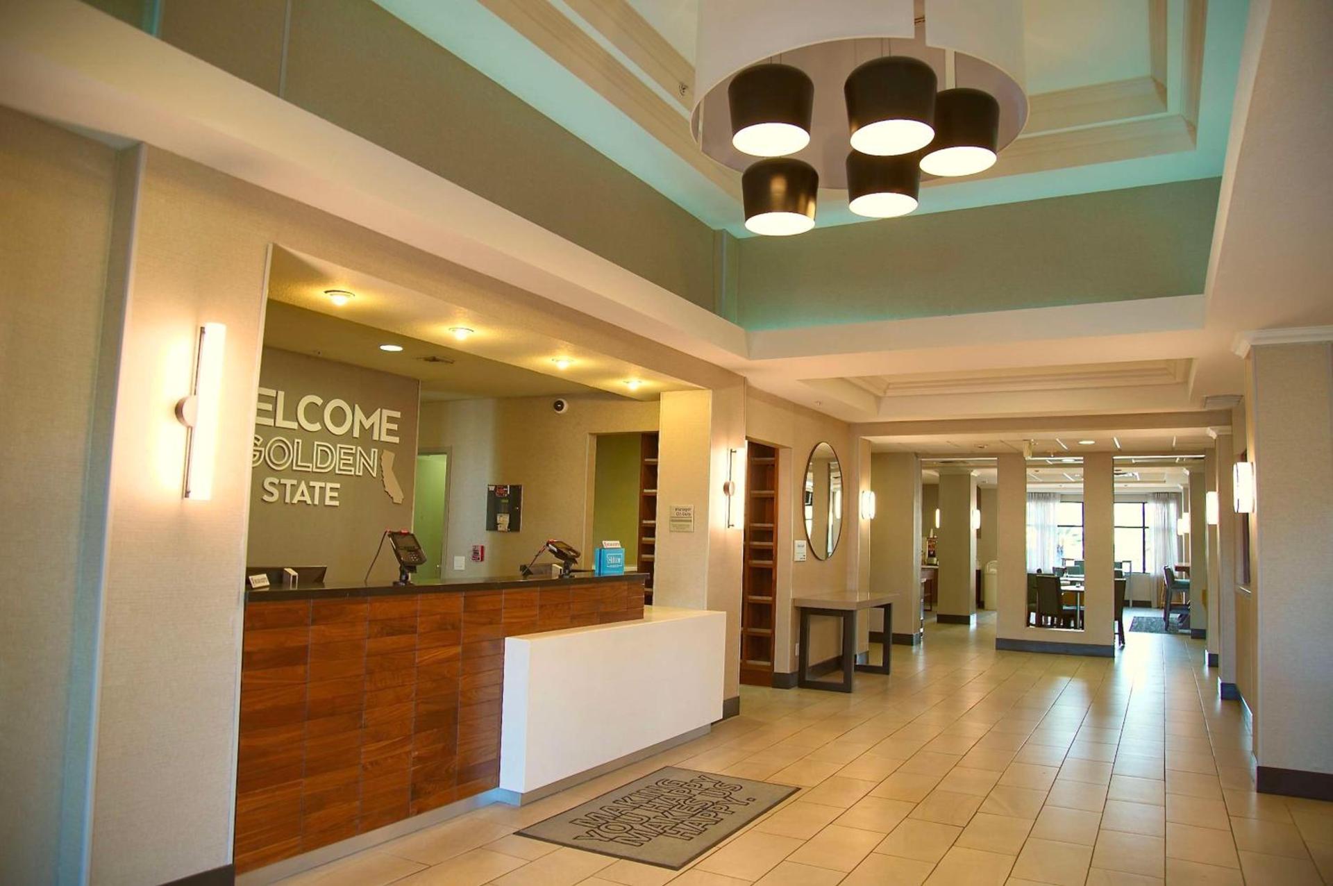Hampton Inn & Suites Cathedral City photo 2