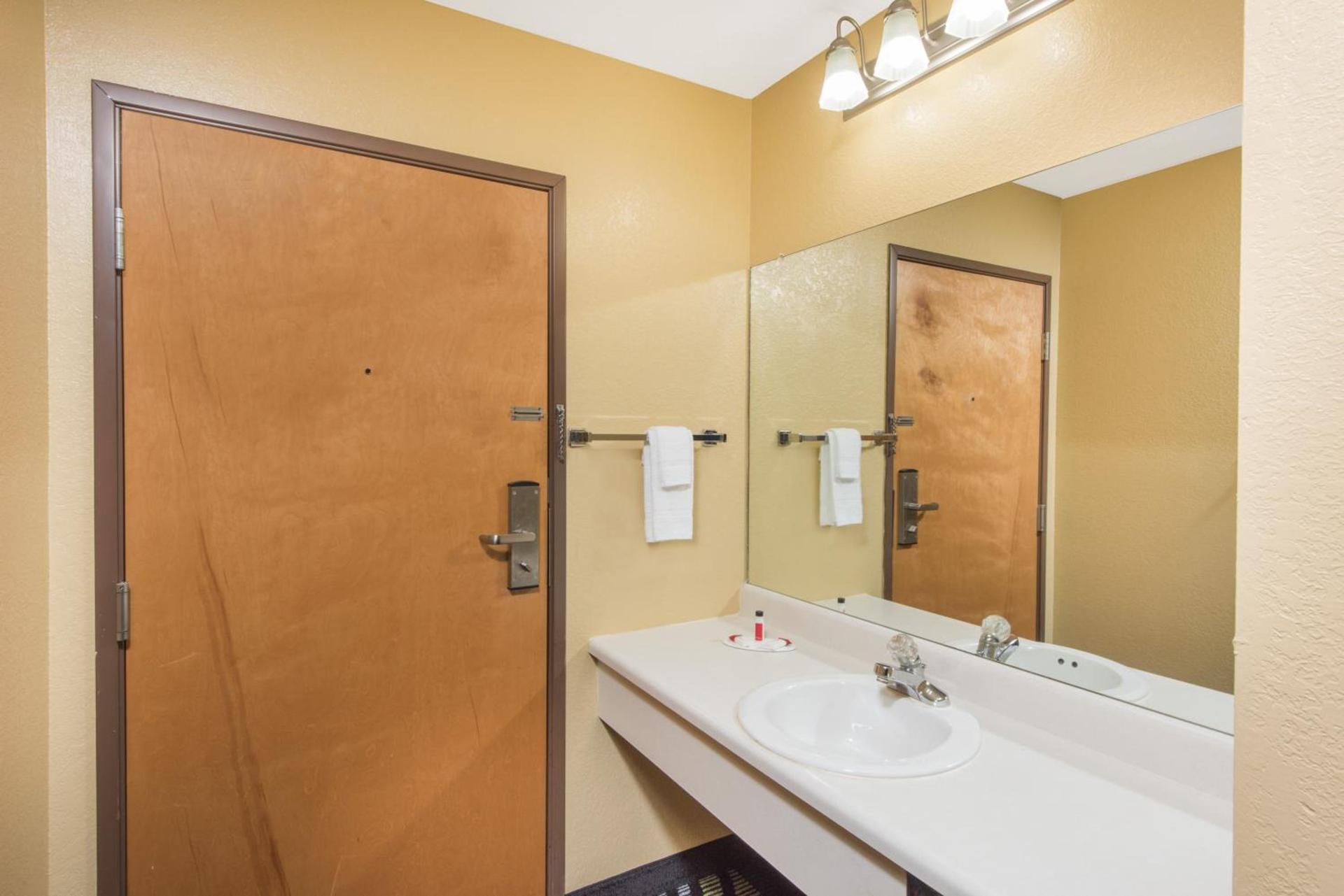Super 8 by Wyndham Farmington photo 18