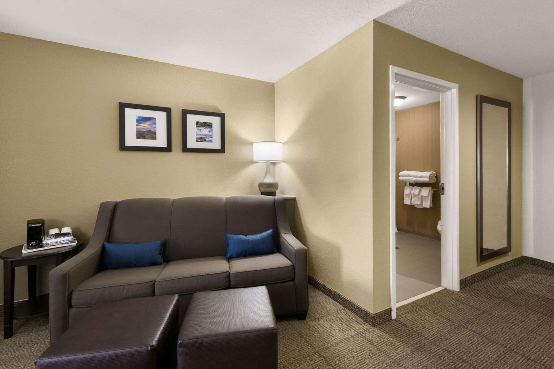 Comfort Suites Commerce photo 8