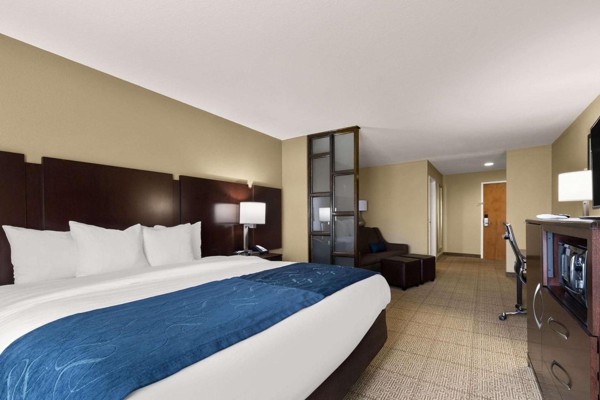 Comfort Suites Commerce photo 10
