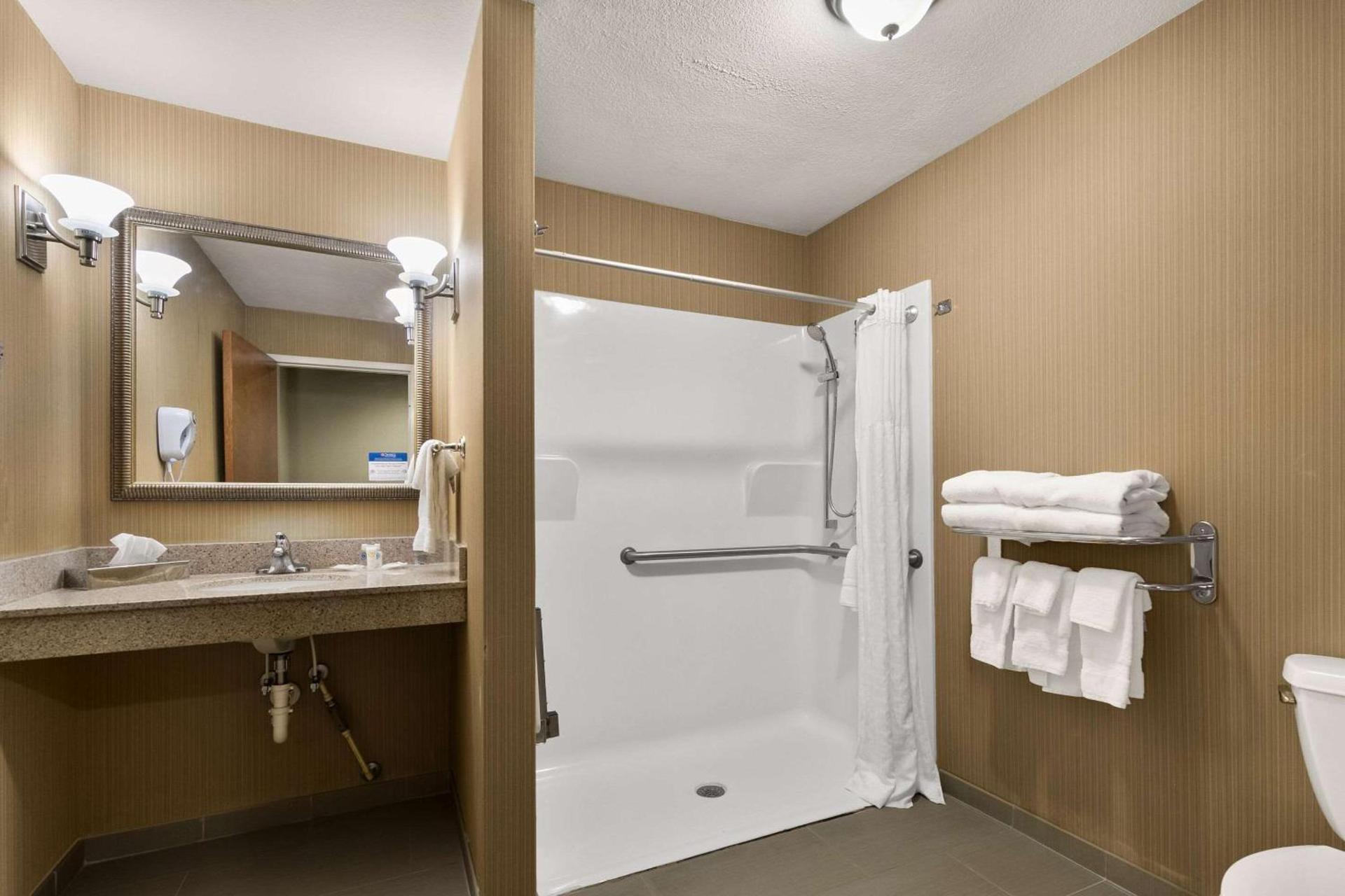 Comfort Suites Commerce photo 9