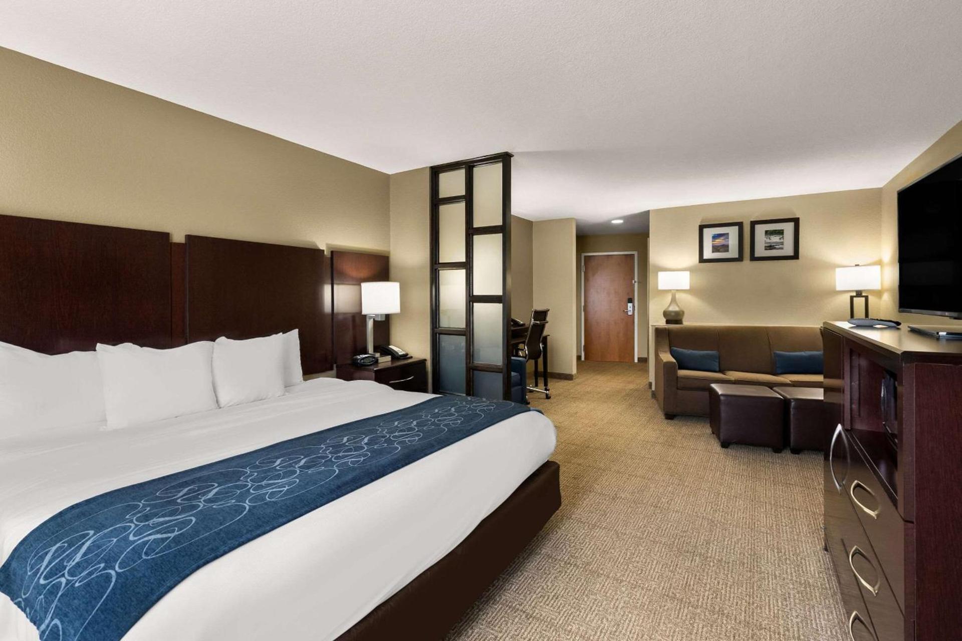 Comfort Suites Commerce photo 12