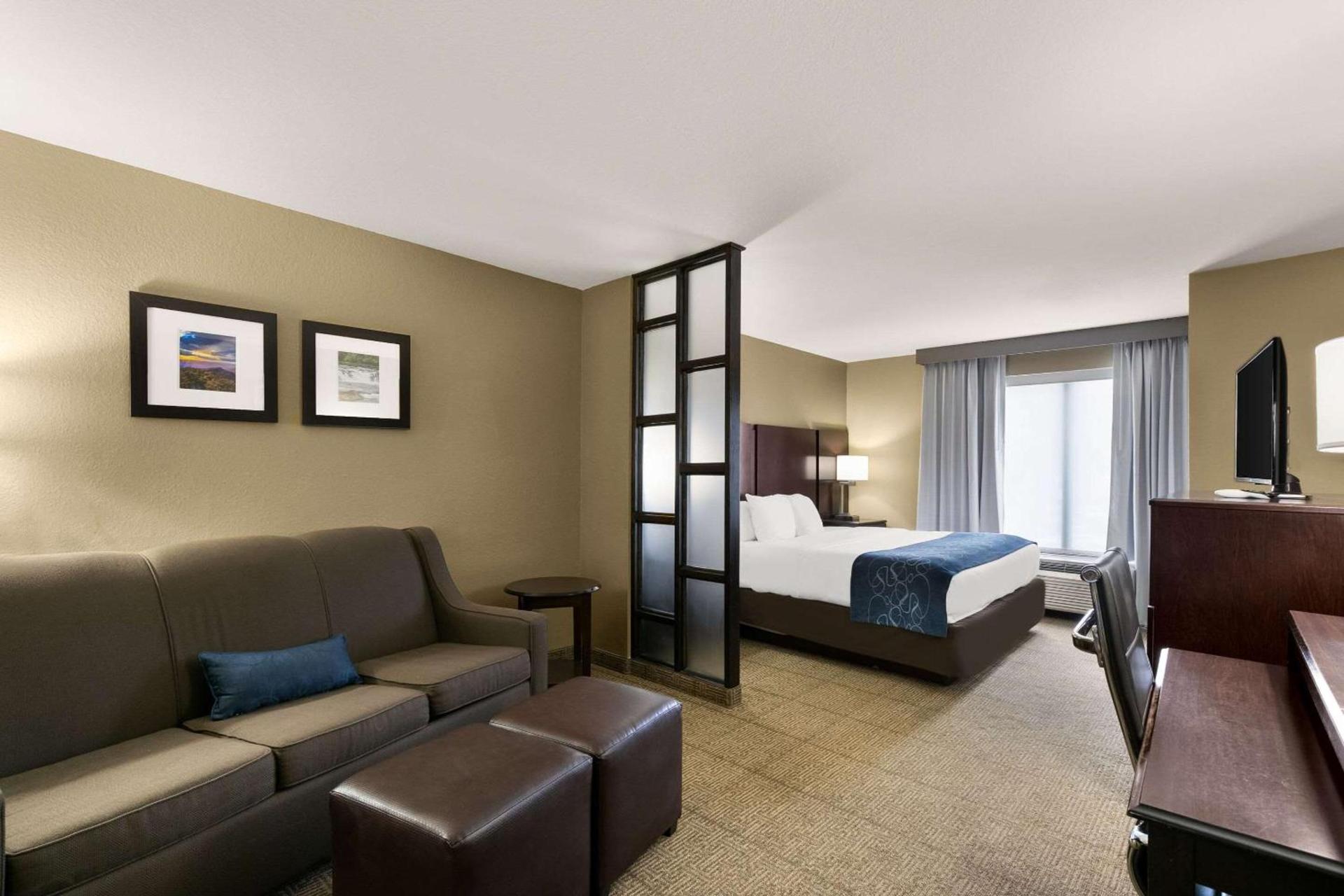 Comfort Suites Commerce photo 13