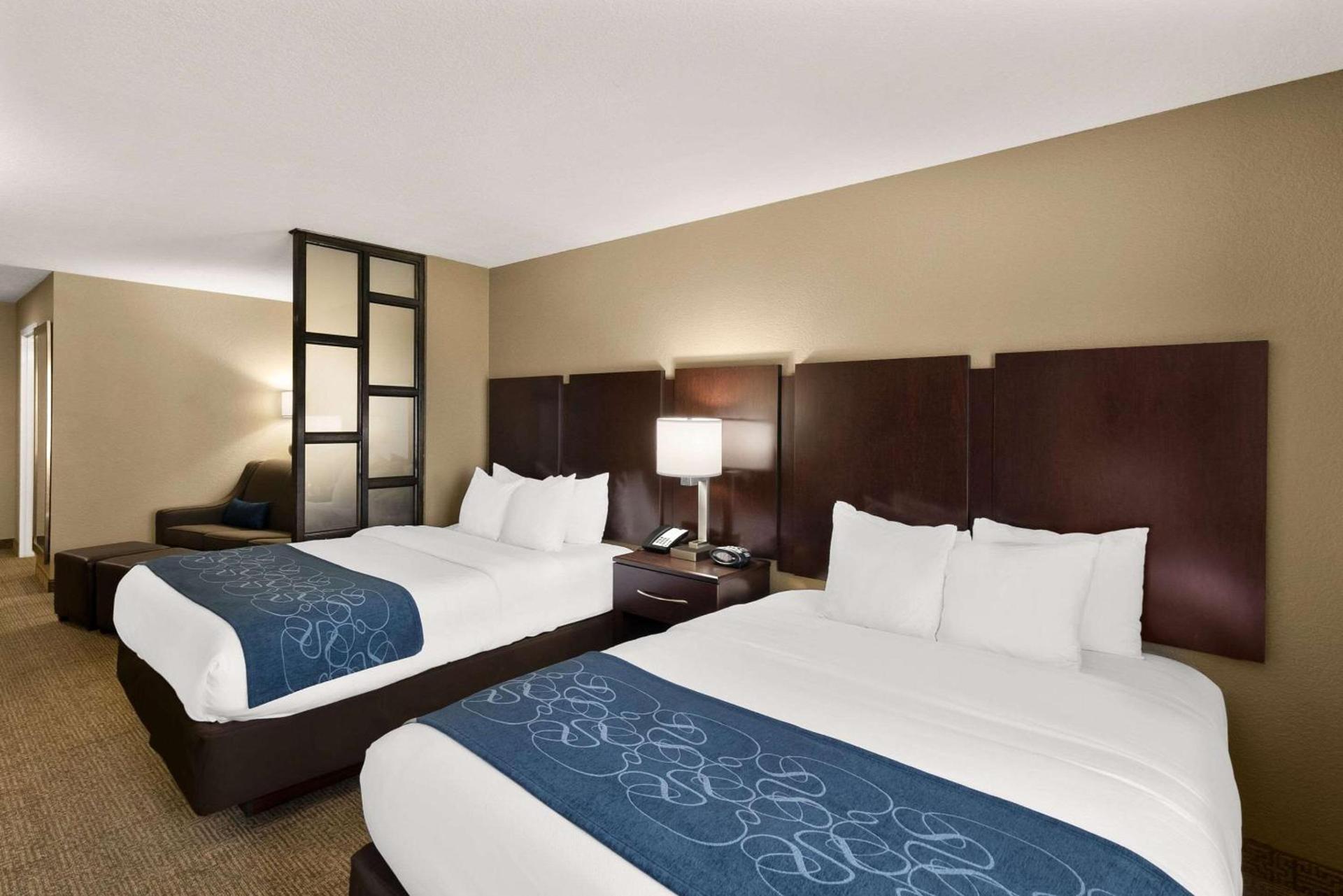 Comfort Suites Commerce photo 14