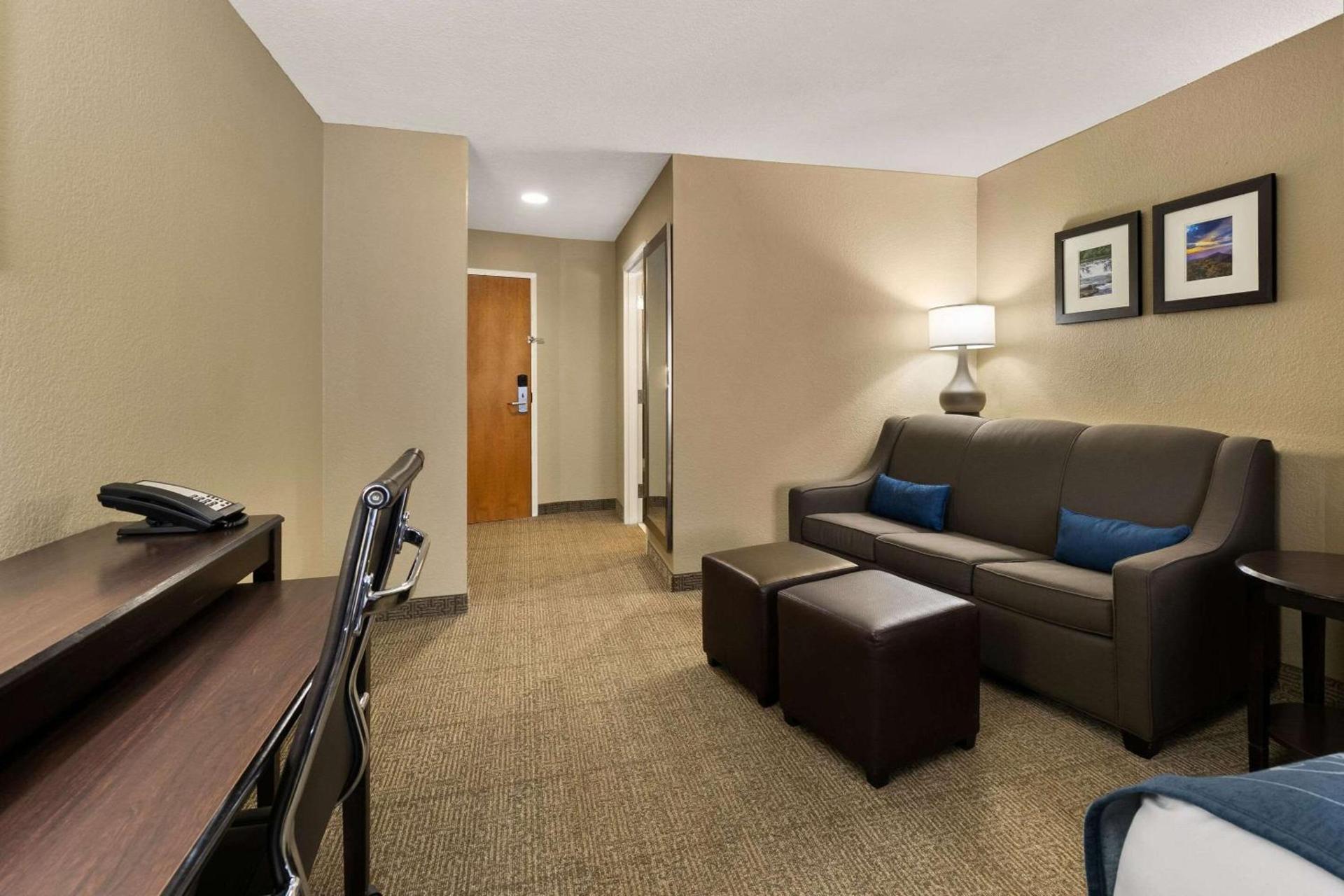 Comfort Suites Commerce photo 17