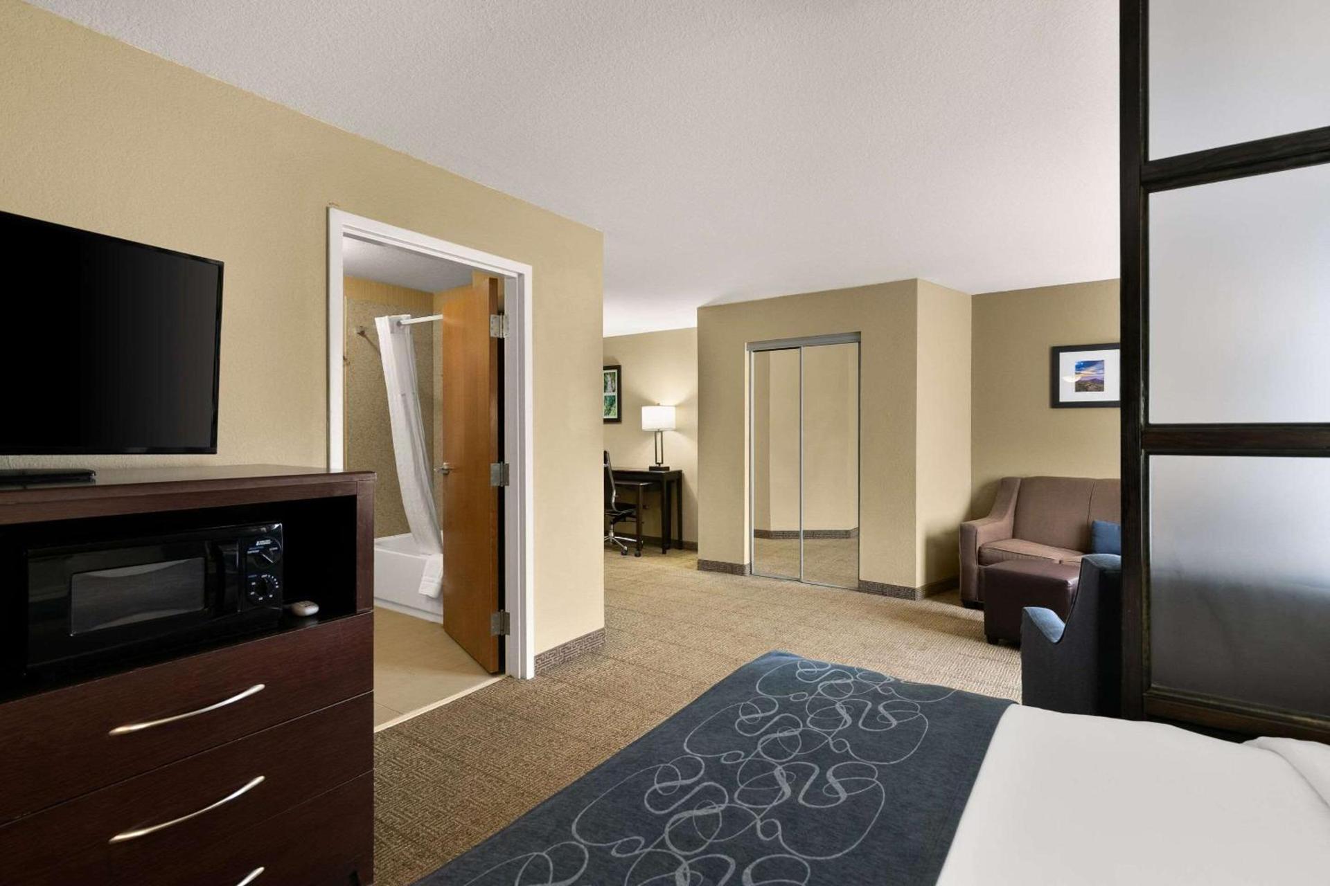 Comfort Suites Commerce photo 20