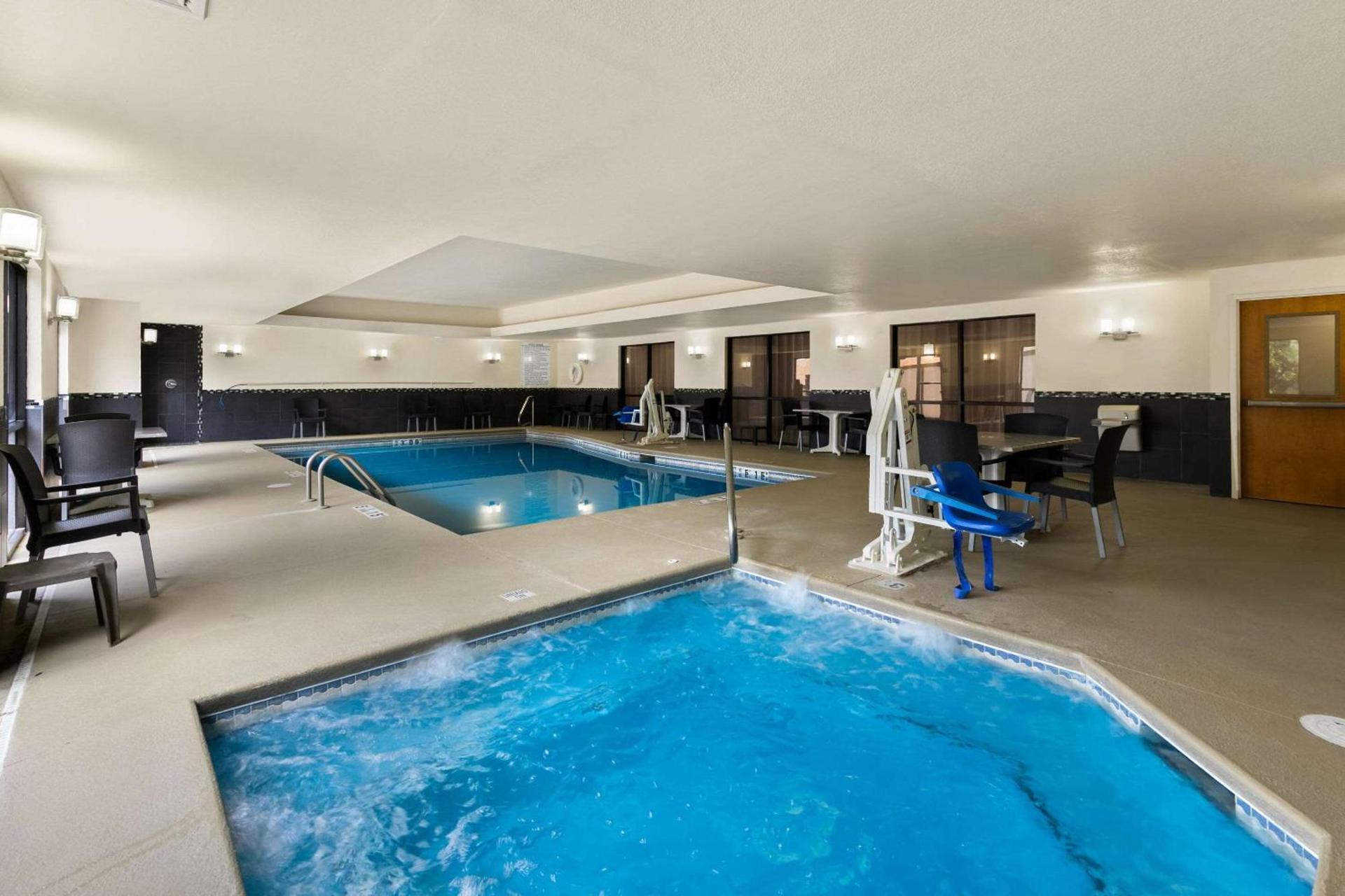 Comfort Suites Commerce photo 22
