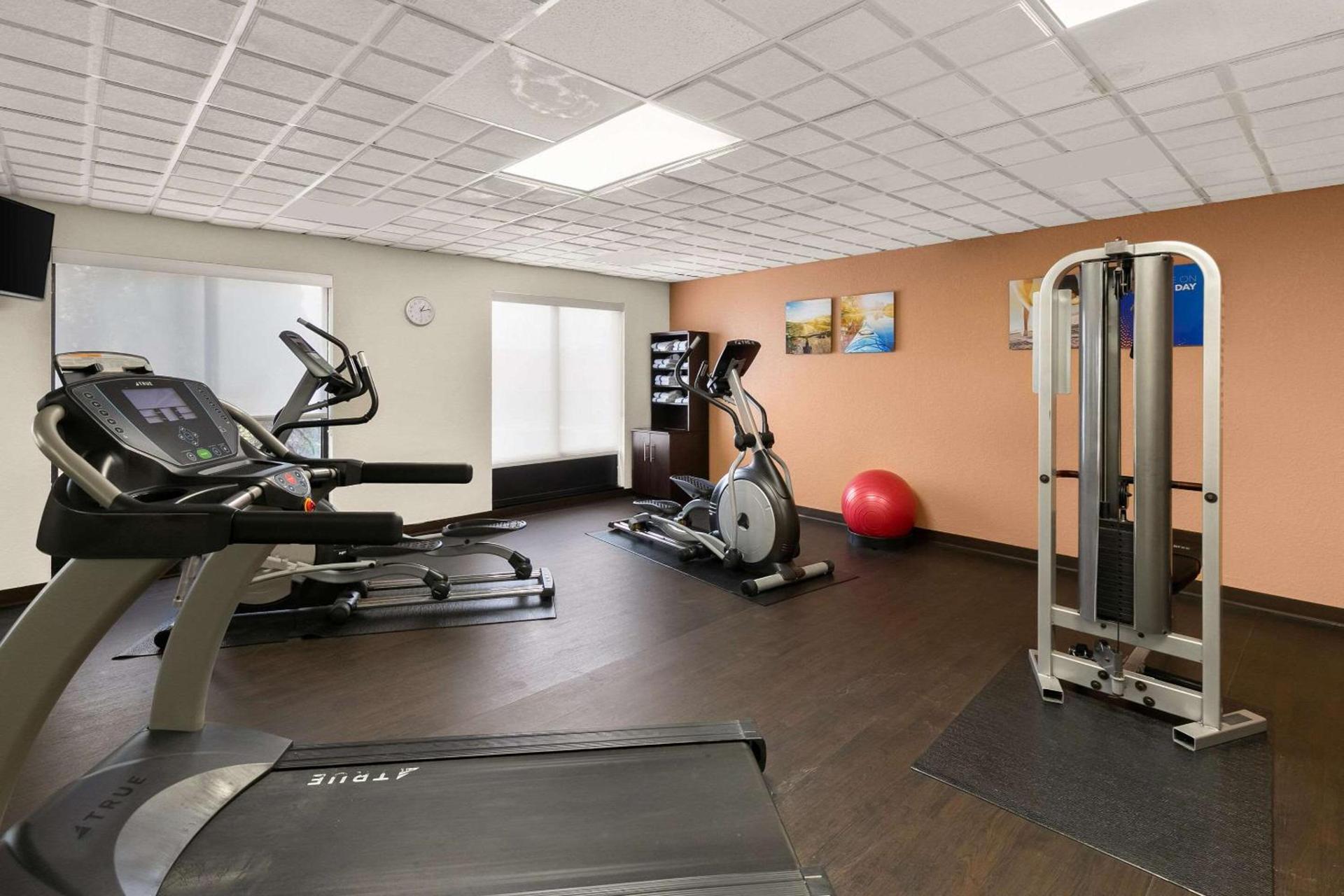 Comfort Suites Commerce photo 25