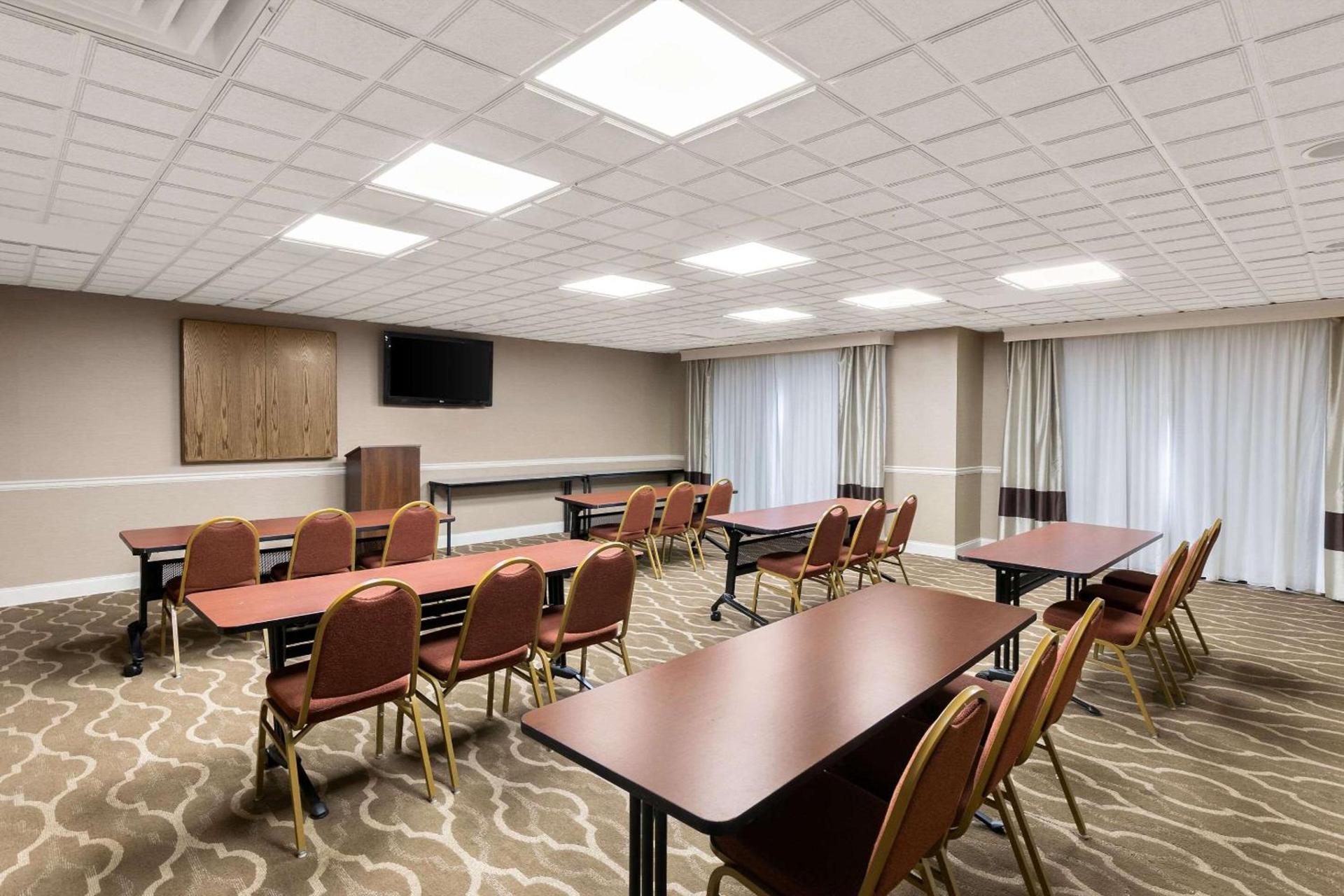 Comfort Suites Commerce photo 27