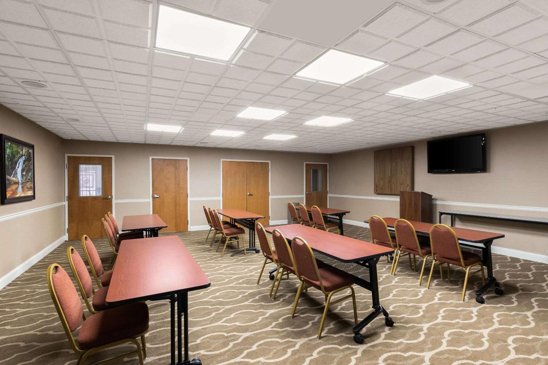 Comfort Suites Commerce photo 28