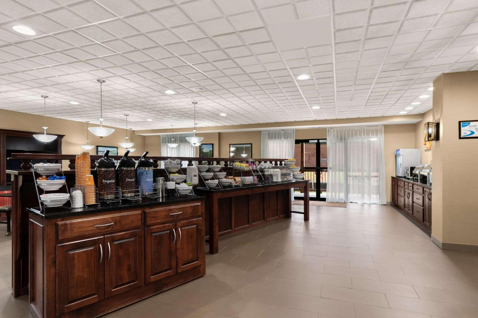 Comfort Suites Commerce photo 29