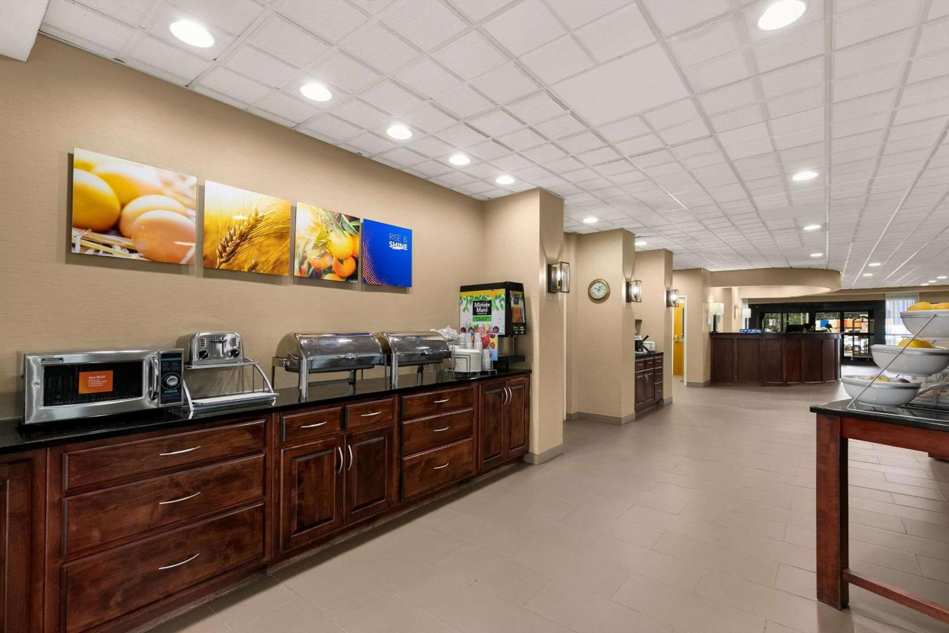 Comfort Suites Commerce photo 30