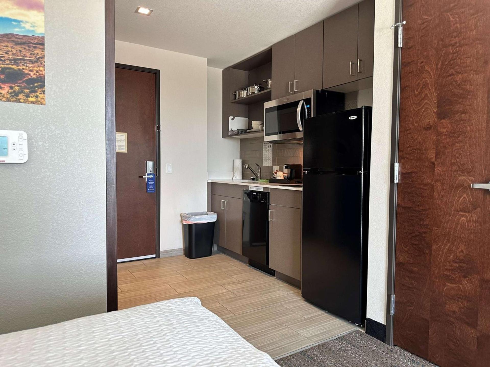 Best Western Plus Executive Residency Phoenix North Happy Valley photo 4