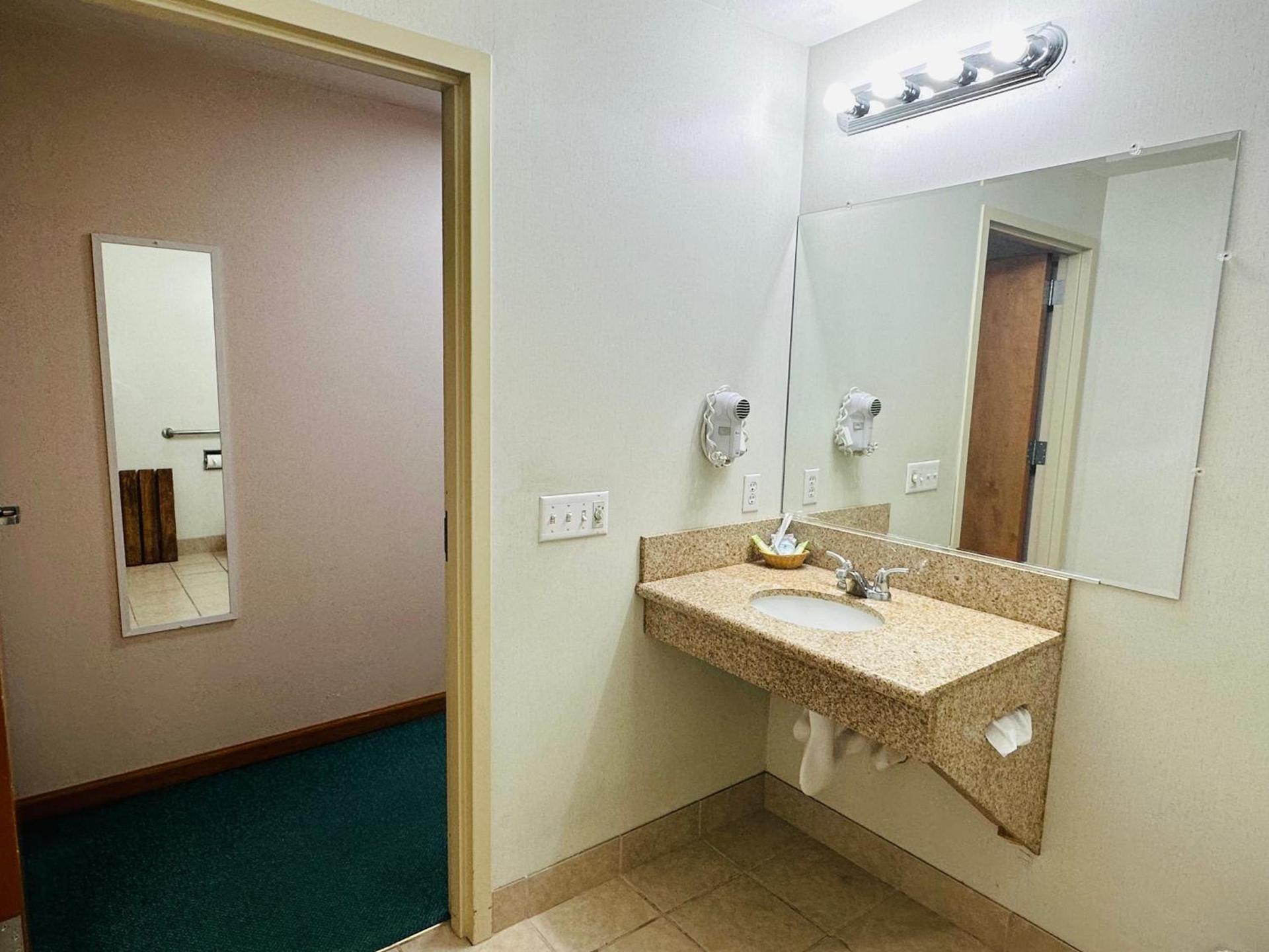 Timberland Inn & Suites photo 40