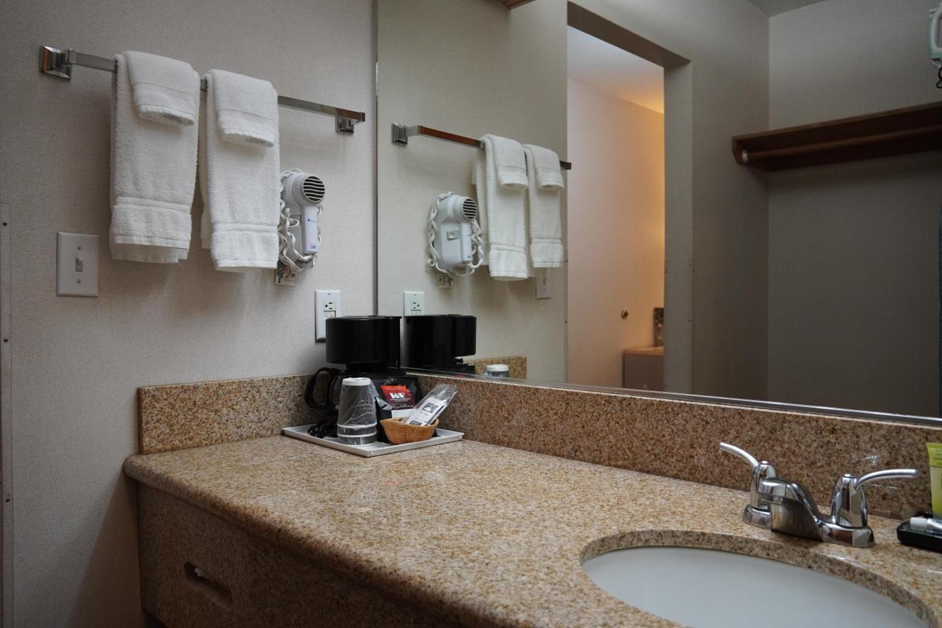 Timberland Inn & Suites photo 49