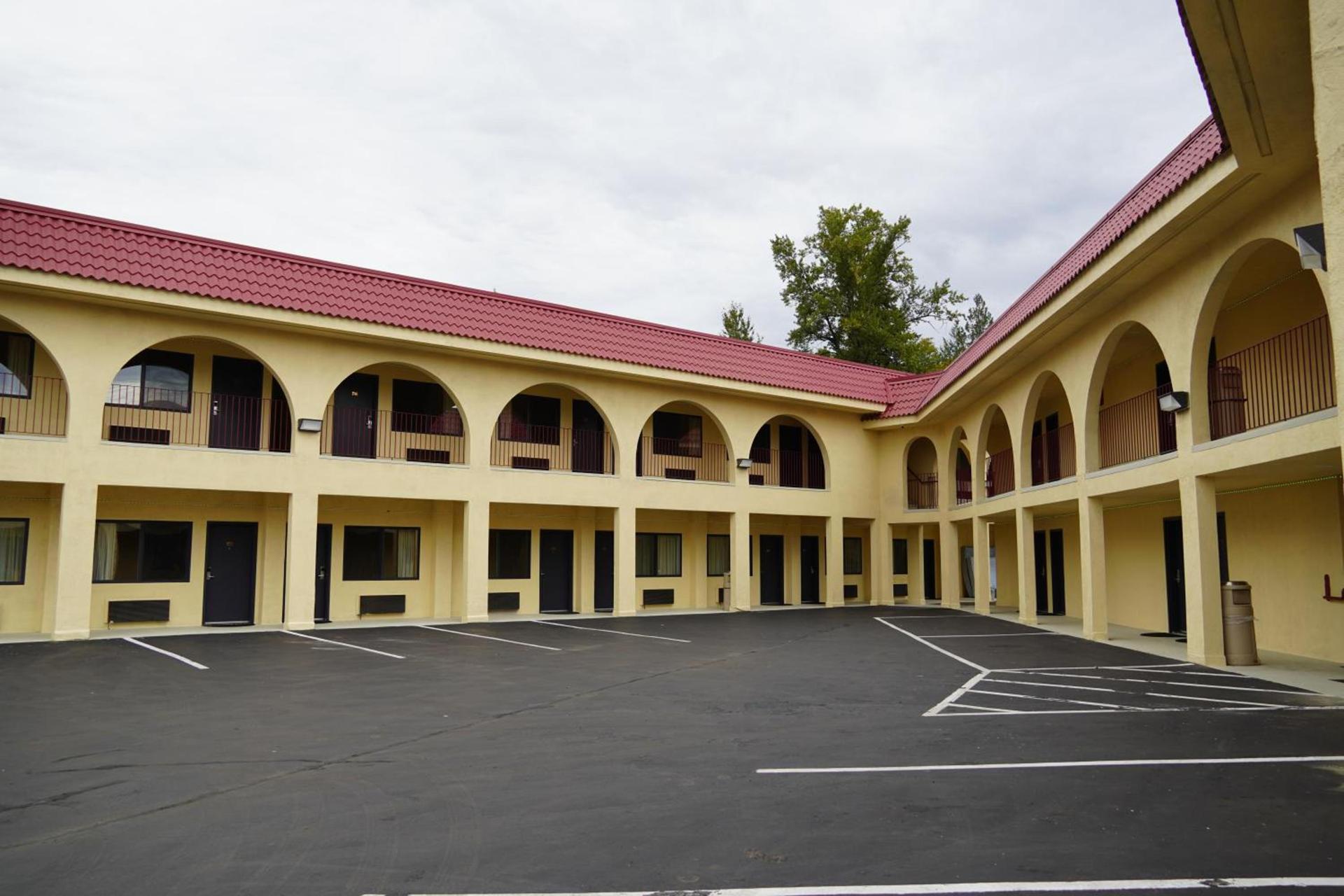 Timberland Inn & Suites photo 4