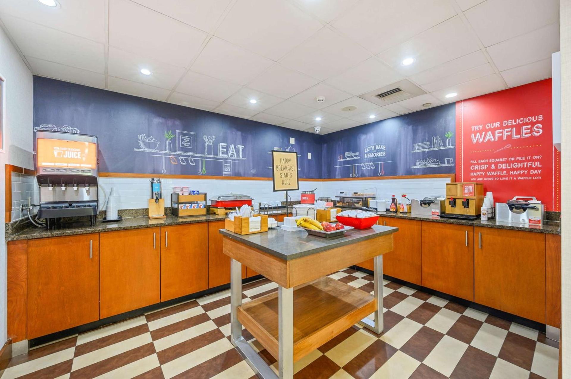 Hampton Inn St. Louis - Westport photo 10