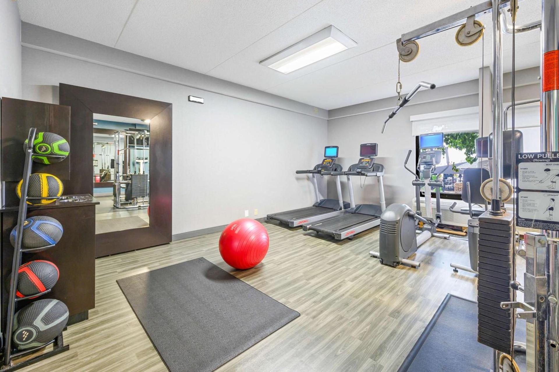 Hampton Inn St. Louis - Westport photo 19