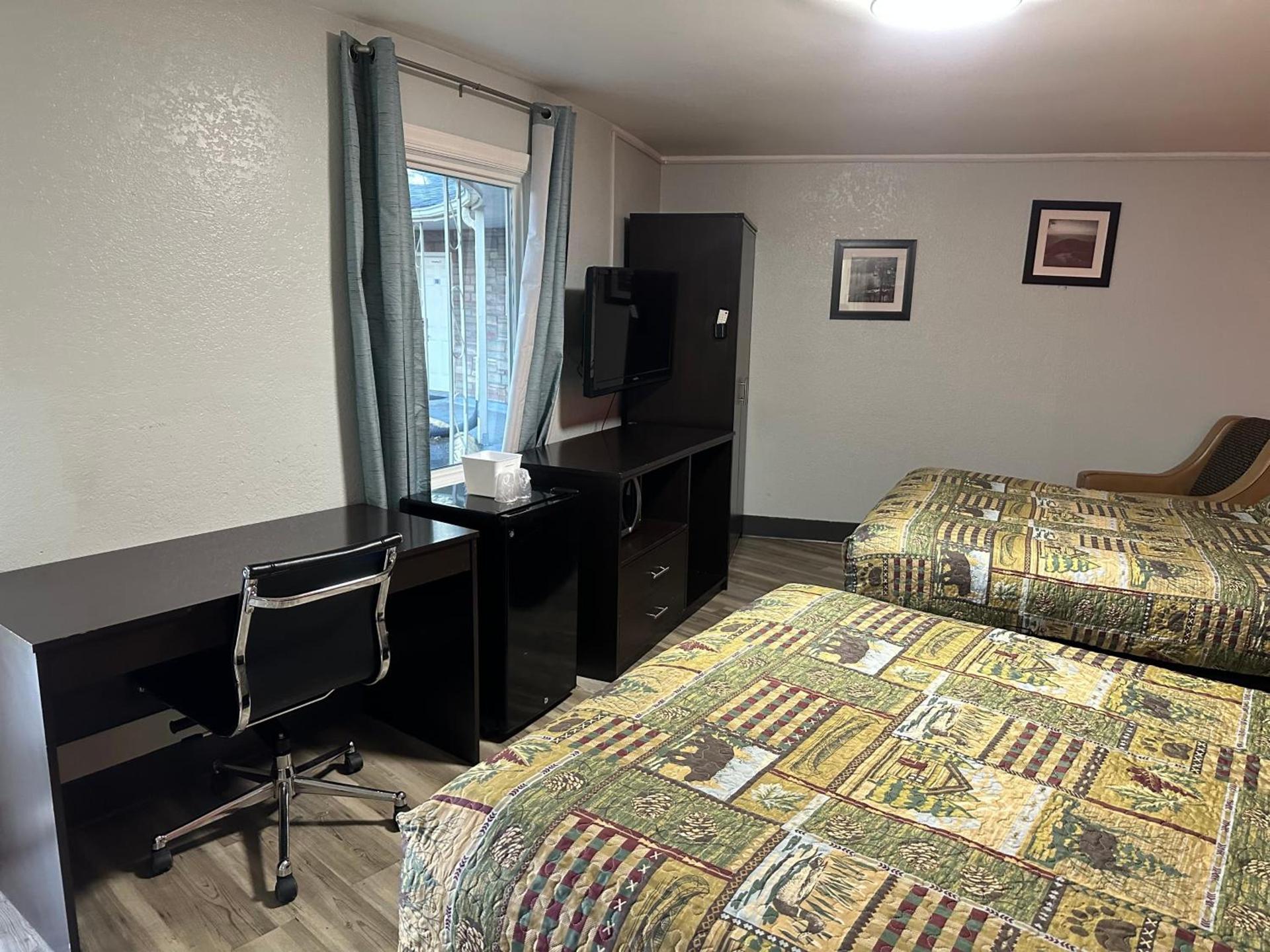 Whispering Pines Motel photo 17