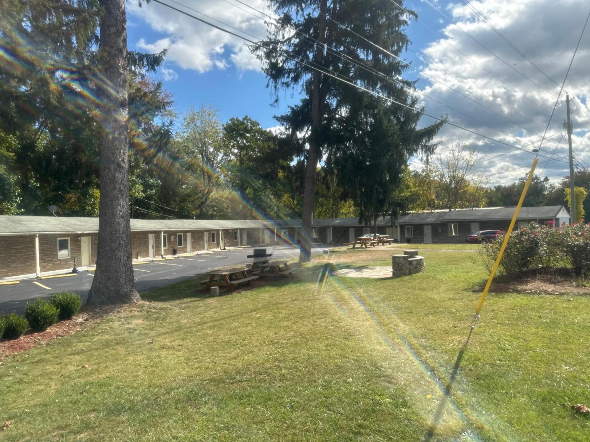 Whispering Pines Motel photo 9