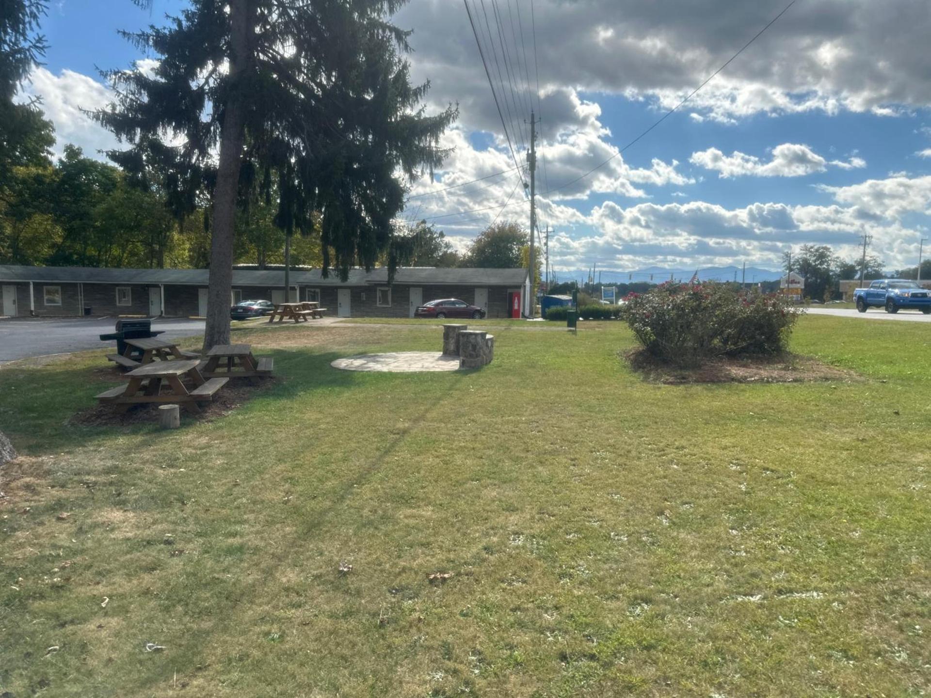 Whispering Pines Motel photo 8