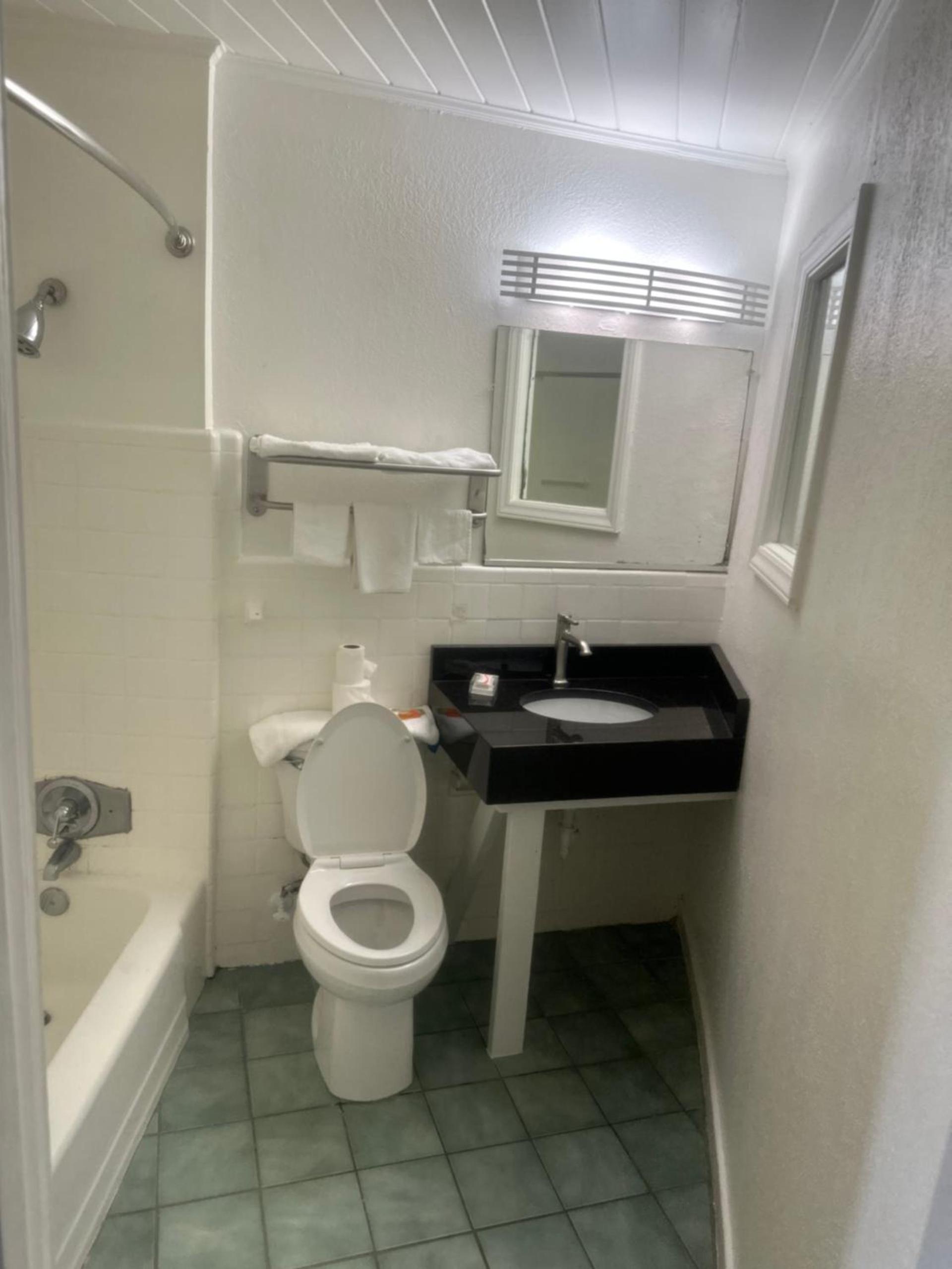 Whispering Pines Motel photo 15