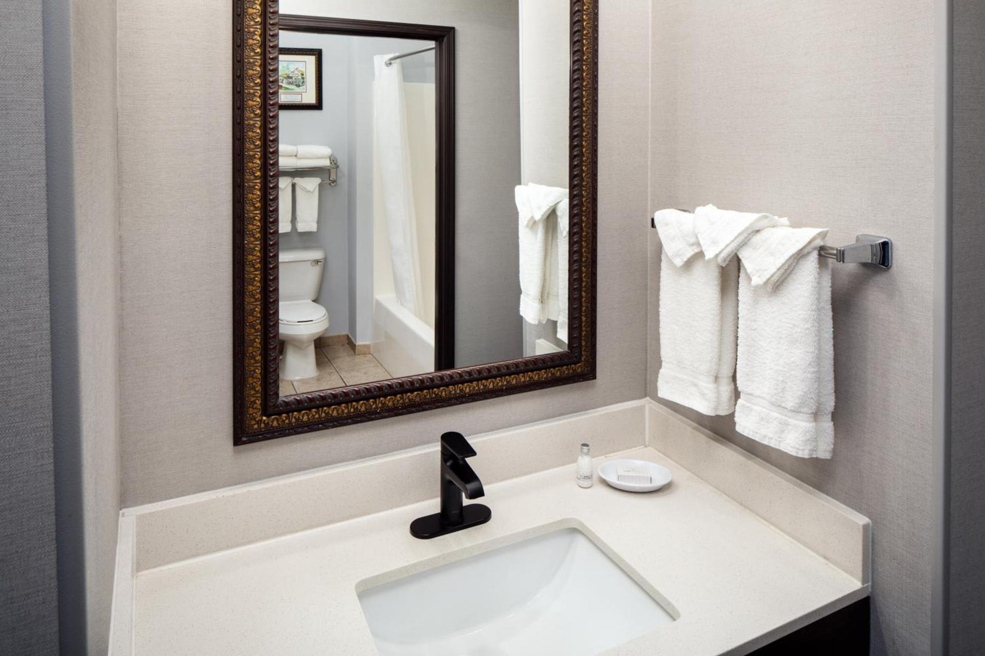 Irish Cottage Inn & Suites photo 43