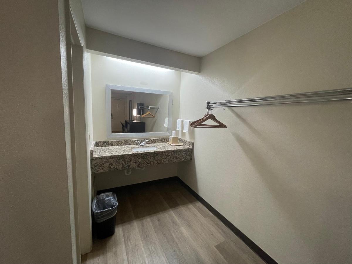 Royal Inn Motel photo 16