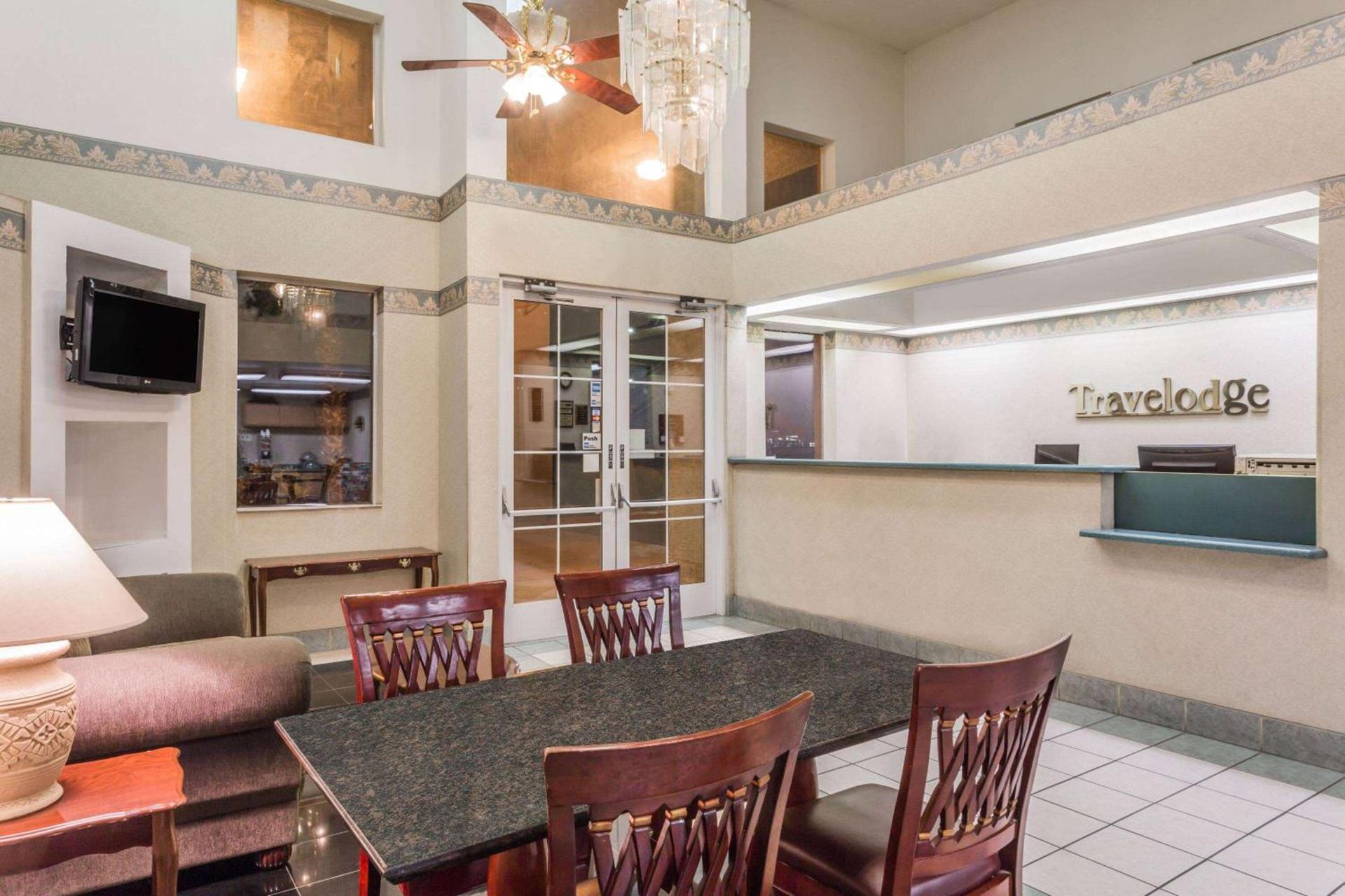 Days Inn by Wyndham Phoenix West photo 2