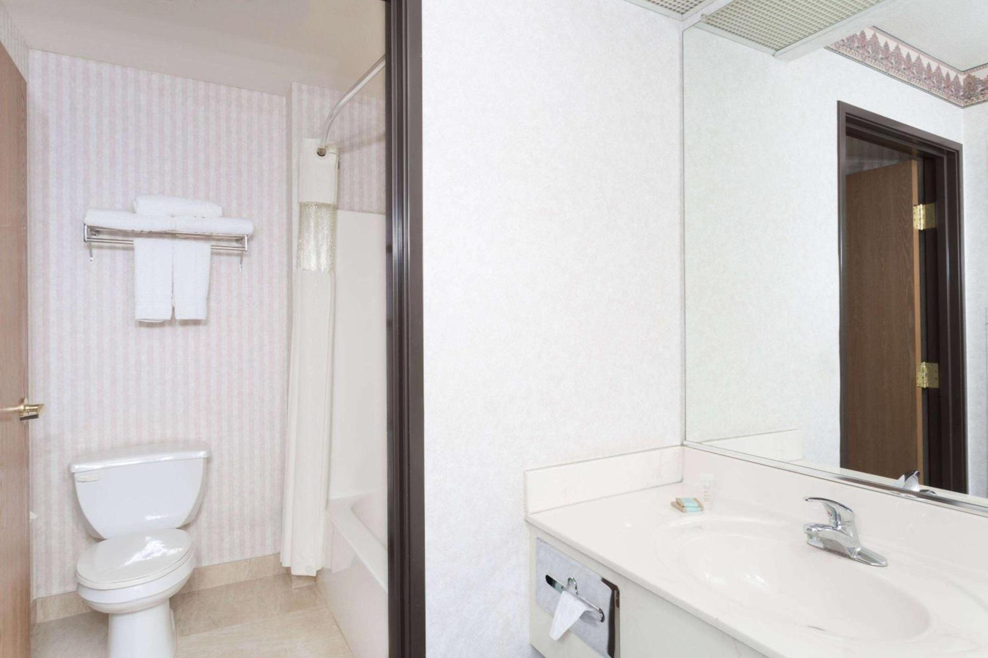 Days Inn by Wyndham Phoenix West photo 10