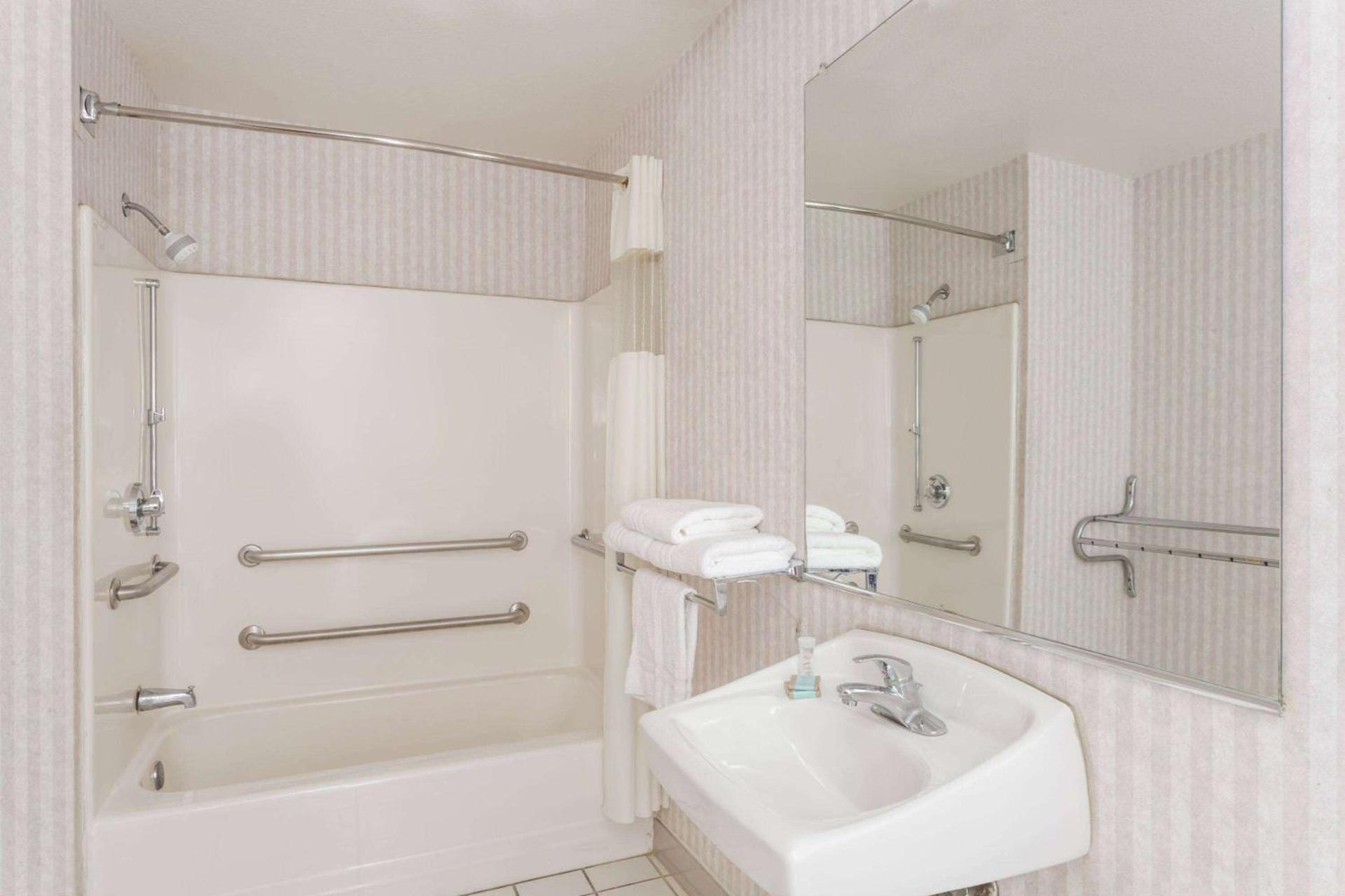 Days Inn by Wyndham Phoenix West photo 11