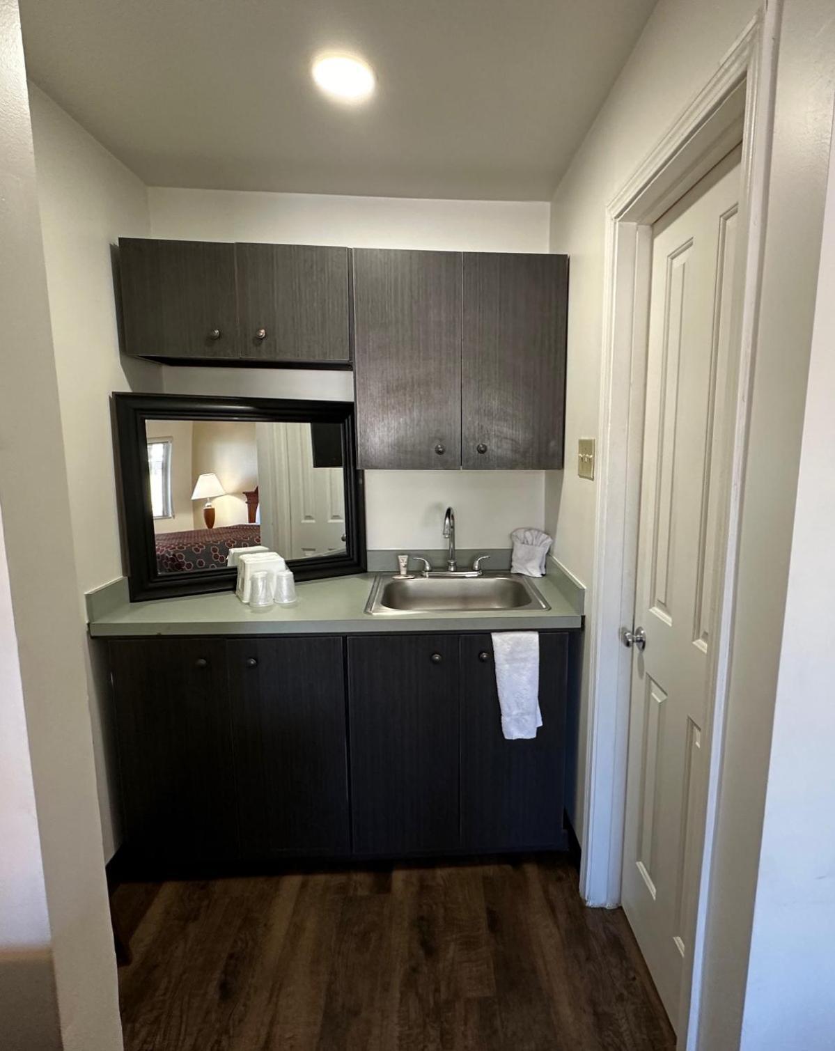 Desert Sands Inn & Suites photo 12