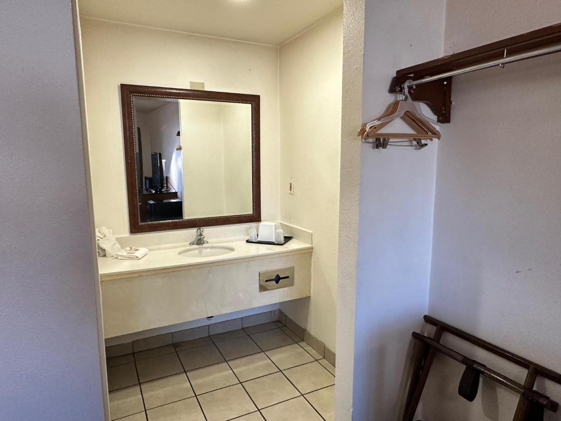 Desert Sands Inn & Suites photo 13