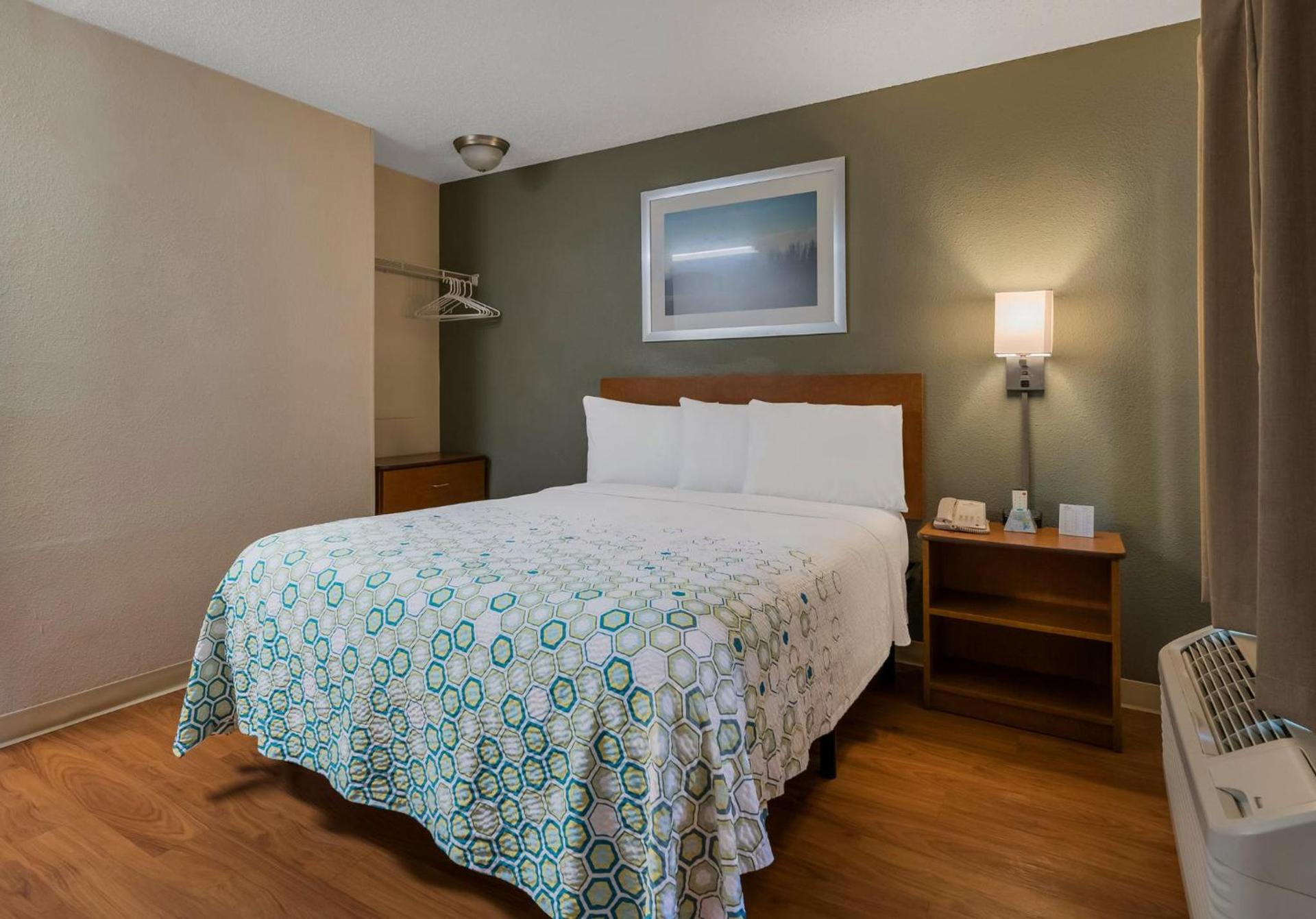 HomeTowne Studios by Red Roof Orlando - UCF Area photo 23