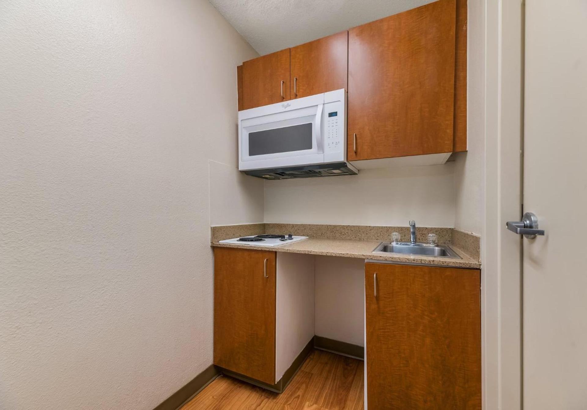 HomeTowne Studios by Red Roof Orlando - UCF Area photo 19