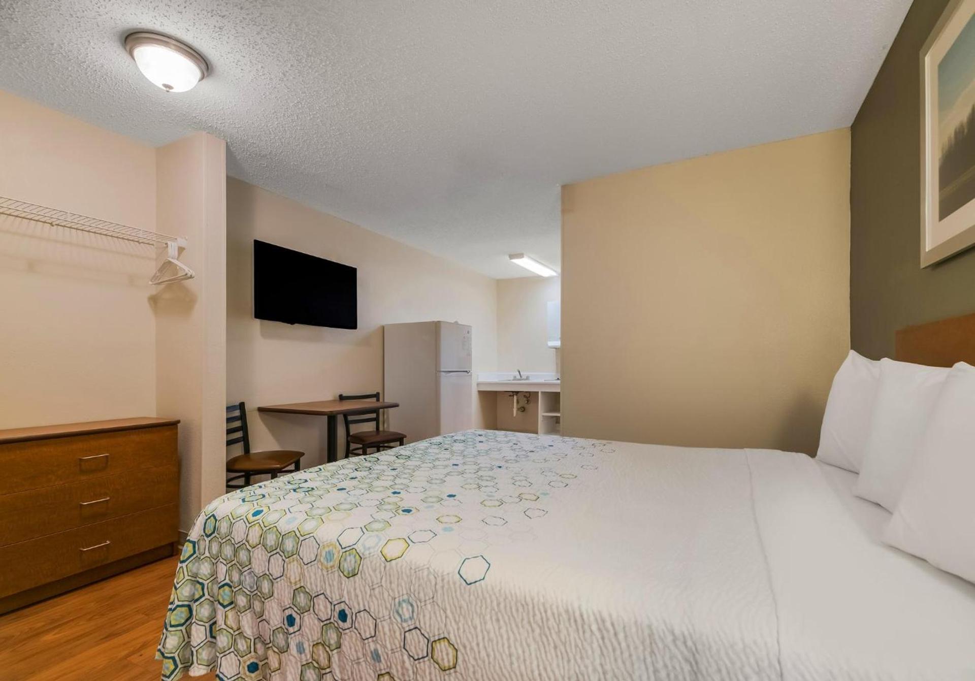 HomeTowne Studios by Red Roof Orlando - UCF Area photo 15