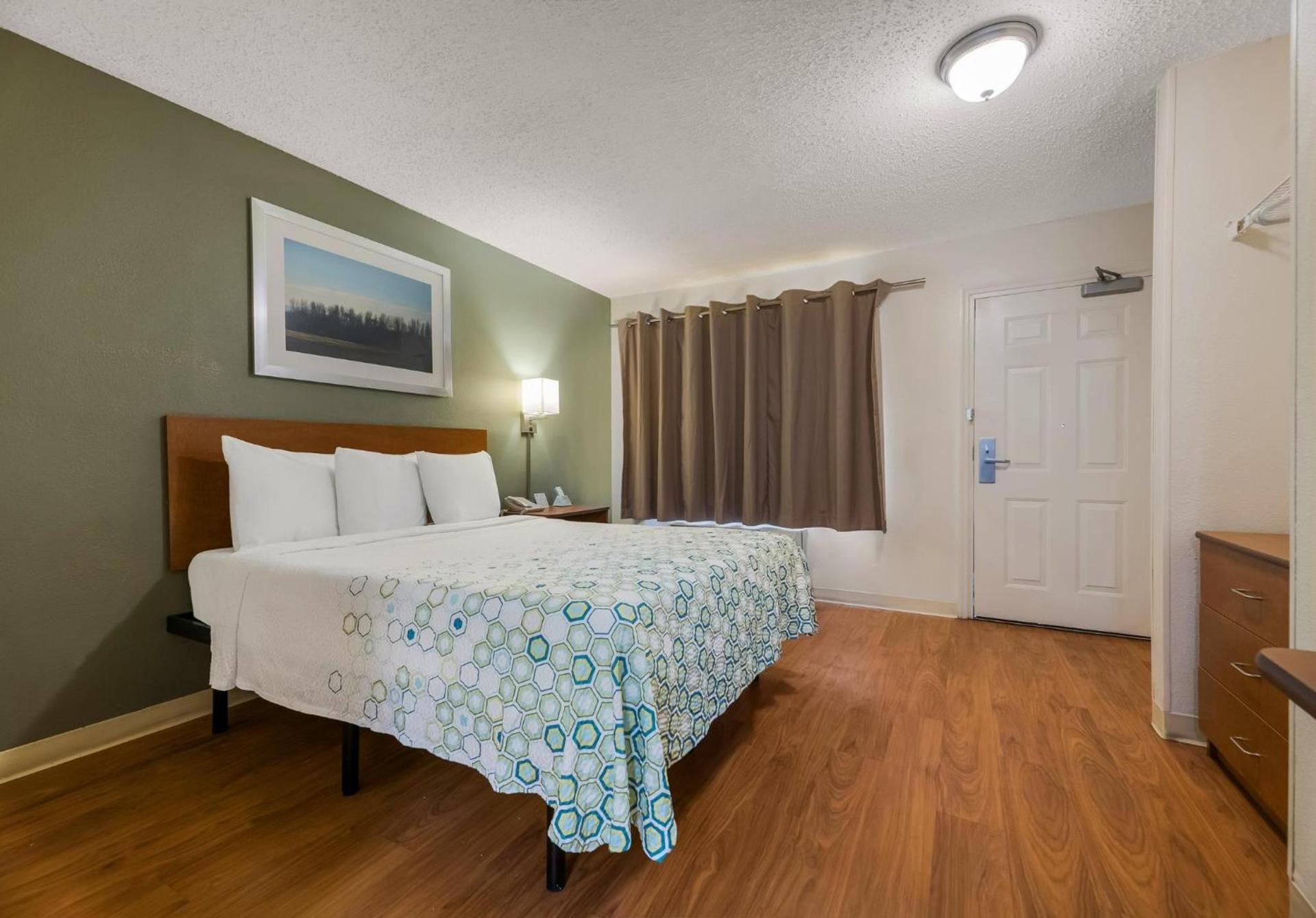 HomeTowne Studios by Red Roof Orlando - UCF Area photo 20