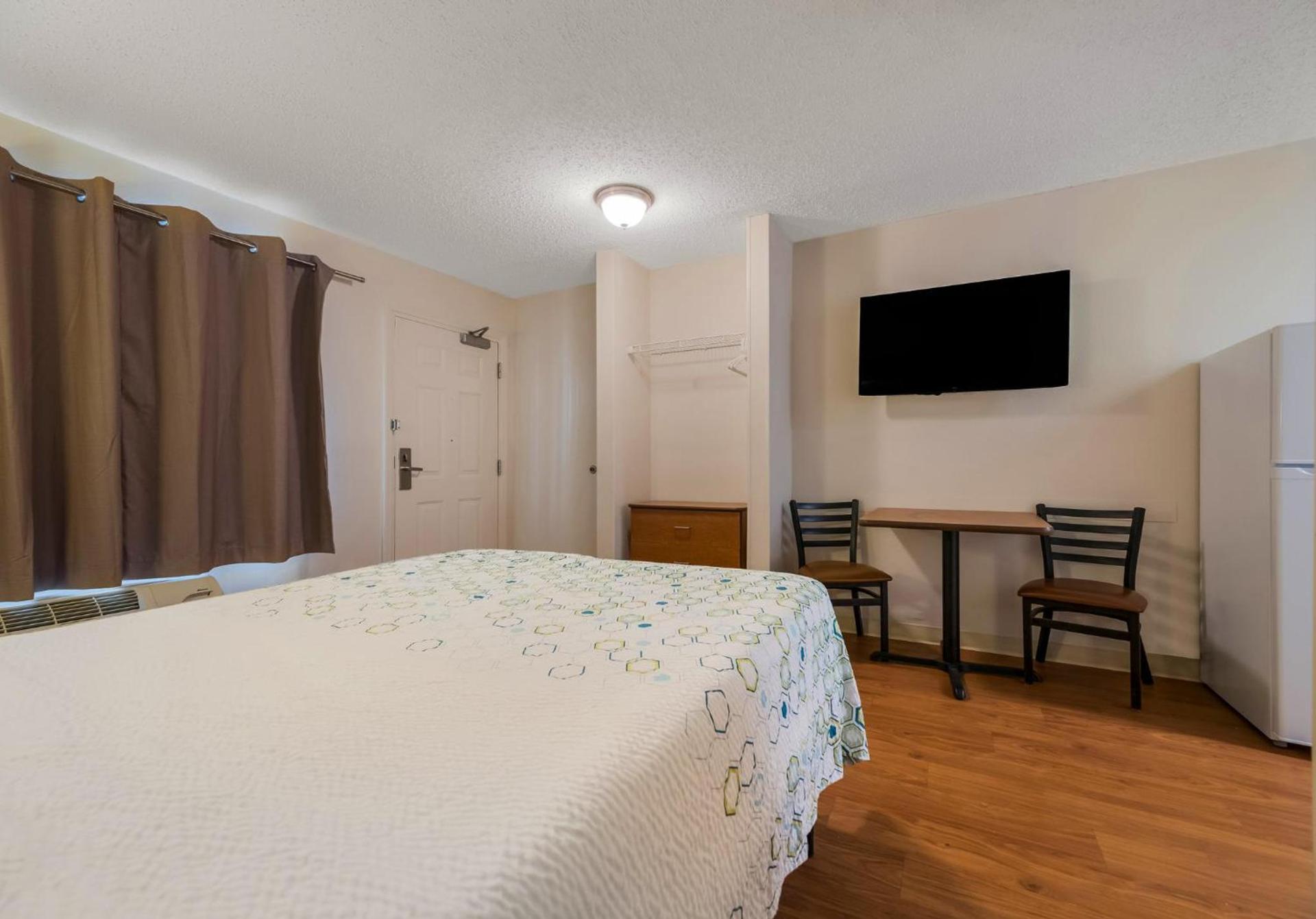 HomeTowne Studios by Red Roof Orlando - UCF Area photo 30
