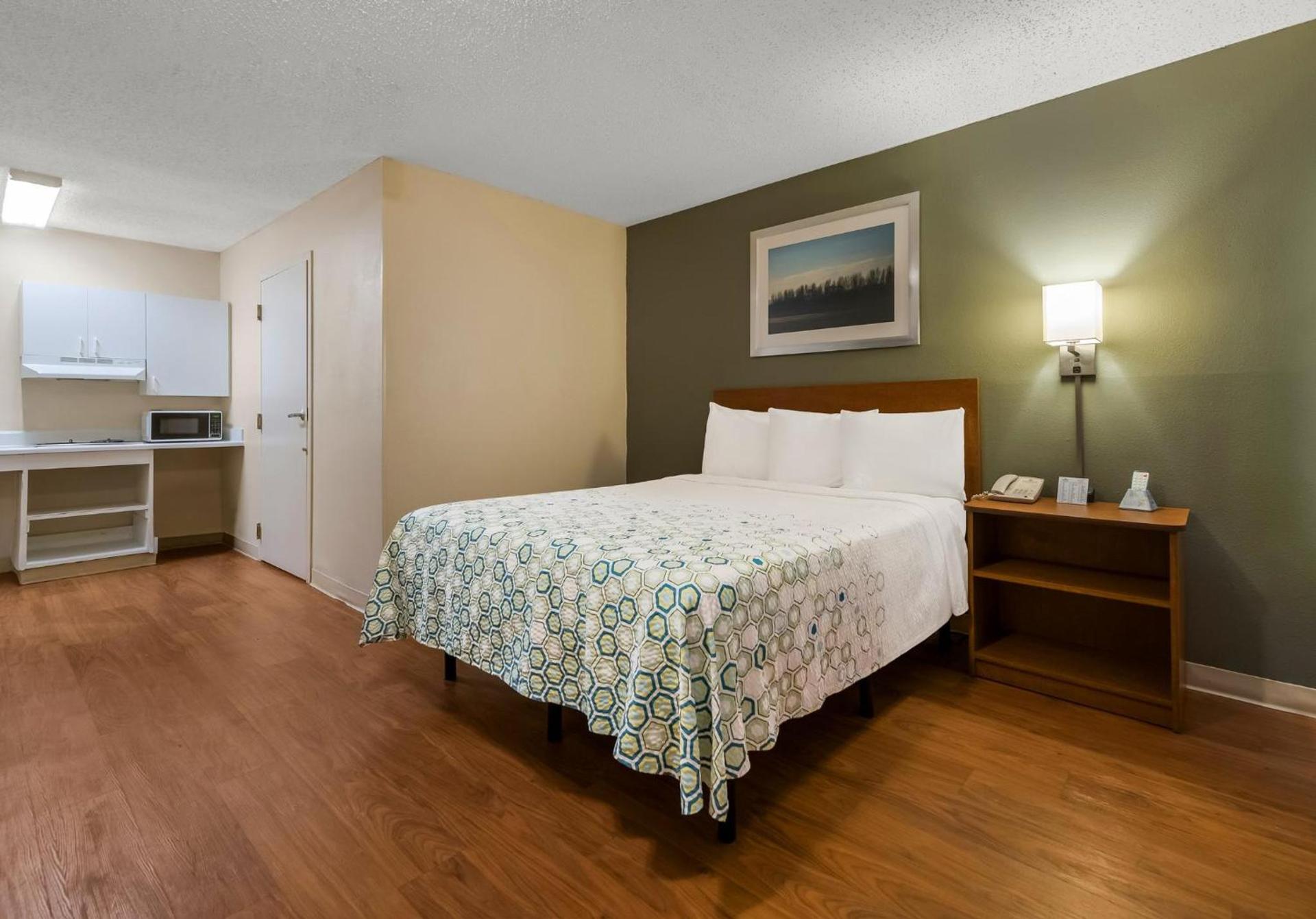 HomeTowne Studios by Red Roof Orlando - UCF Area photo 18